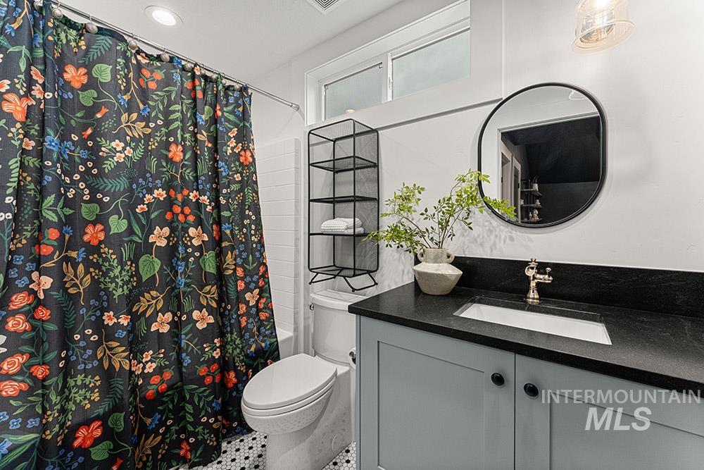 1364 N Laconia Ave, Eagle, Idaho 83616-4215, 3 Bedrooms, 3 Bathrooms, Residential For Sale, Price $949,900,MLS 98976330