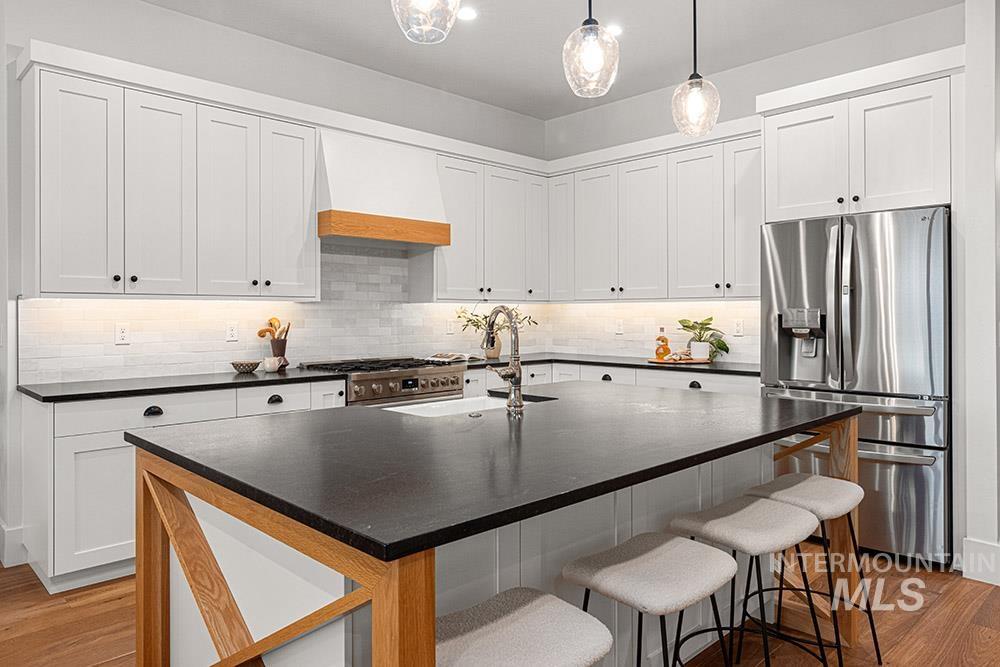 1364 N Laconia Ave, Eagle, Idaho 83616-4215, 3 Bedrooms, 3 Bathrooms, Residential For Sale, Price $949,900,MLS 98976330