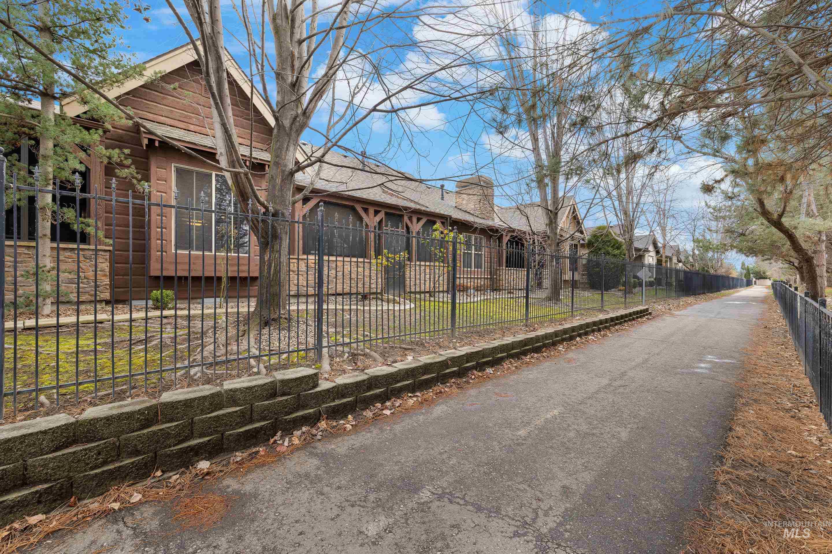 5901 N Duxbury Pier Ln, Garden City, Idaho 83714, 2 Bedrooms, 2.5 Bathrooms, Residential For Sale, Price $739,900,MLS 98976335