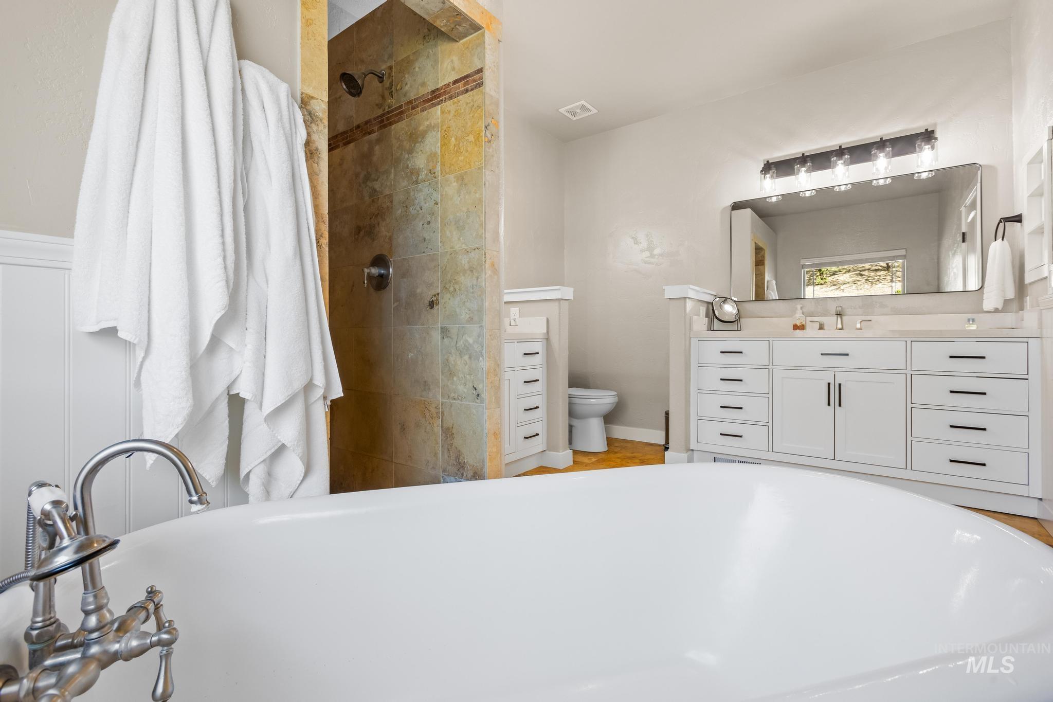 2140 Valley View Dr, Weiser, Idaho 83672, 3 Bedrooms, 2.5 Bathrooms, Residential For Sale, Price $899,900,MLS 98976343