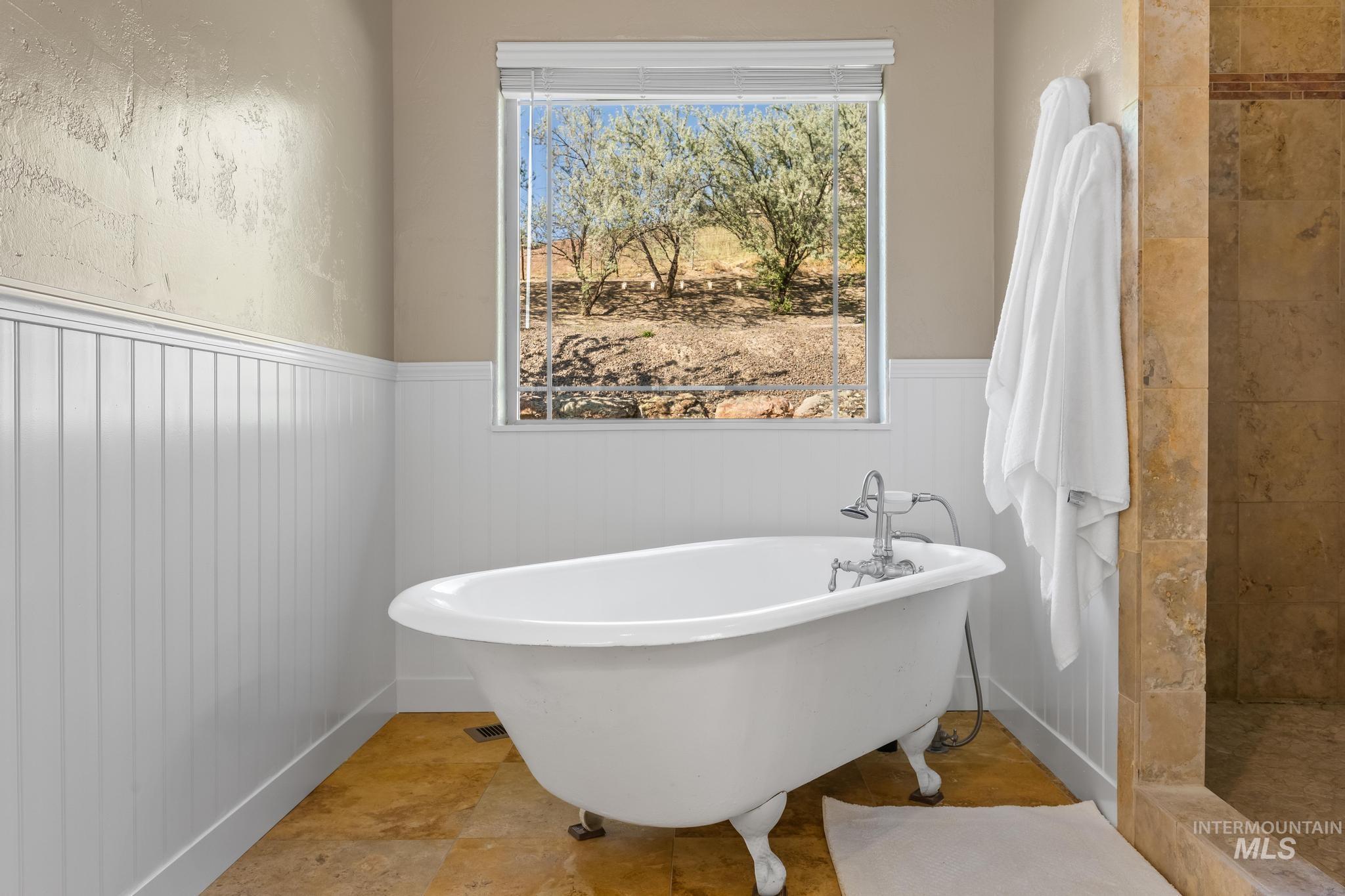 2140 Valley View Dr, Weiser, Idaho 83672, 3 Bedrooms, 2.5 Bathrooms, Residential For Sale, Price $899,900,MLS 98976343