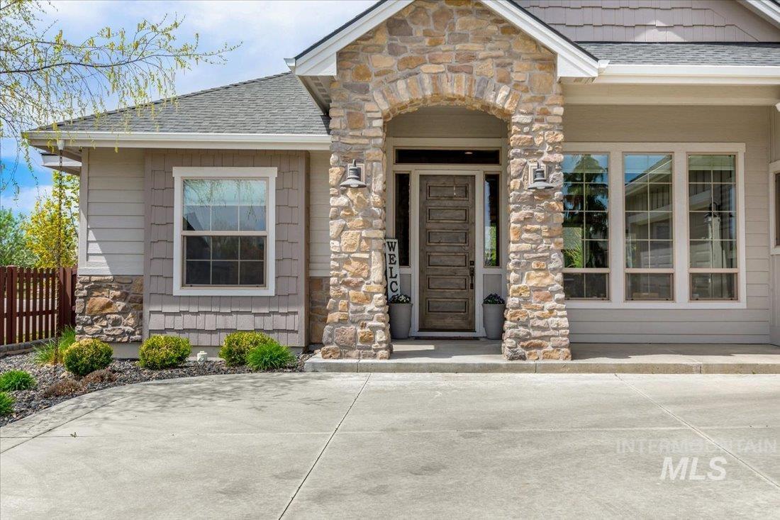 3071 S Fox Troop Pl, Eagle, Idaho 83616-3318, 4 Bedrooms, 3.5 Bathrooms, Residential For Sale, Price $949,000,MLS 98976345