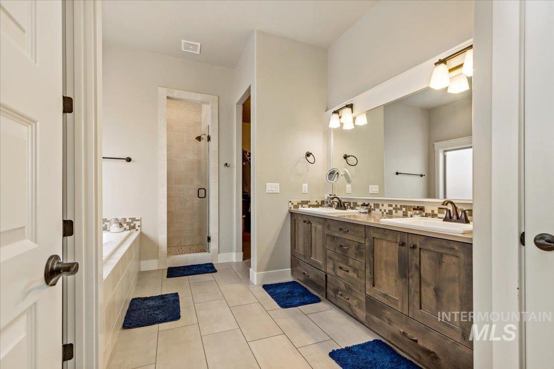 3071 S Fox Troop Pl, Eagle, Idaho 83616-3318, 4 Bedrooms, 3.5 Bathrooms, Residential For Sale, Price $949,000,MLS 98976345