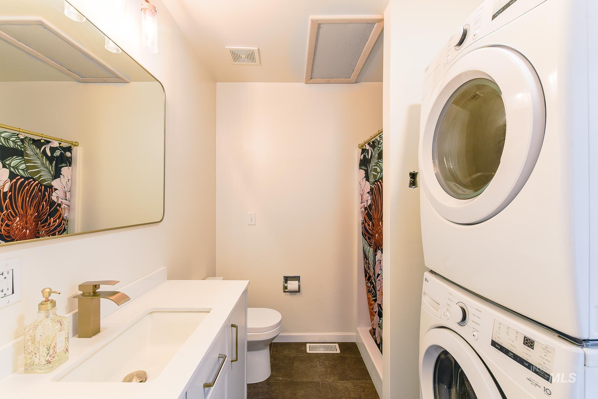 934 E 8th St, Moscow, Idaho 83843, 3 Bedrooms, 2 Bathrooms, Residential For Sale, Price $469,000,MLS 98976346