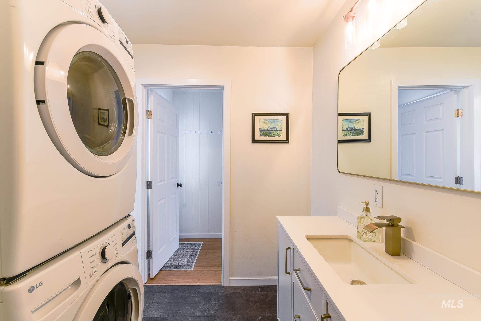 934 E 8th St, Moscow, Idaho 83843, 3 Bedrooms, 2 Bathrooms, Residential For Sale, Price $469,000,MLS 98976346