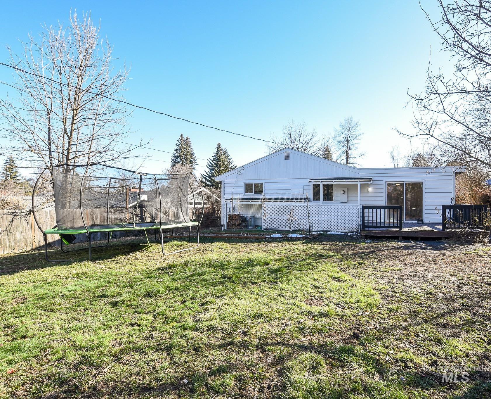 934 E 8th St, Moscow, Idaho 83843, 3 Bedrooms, 2 Bathrooms, Residential For Sale, Price $469,000,MLS 98976346
