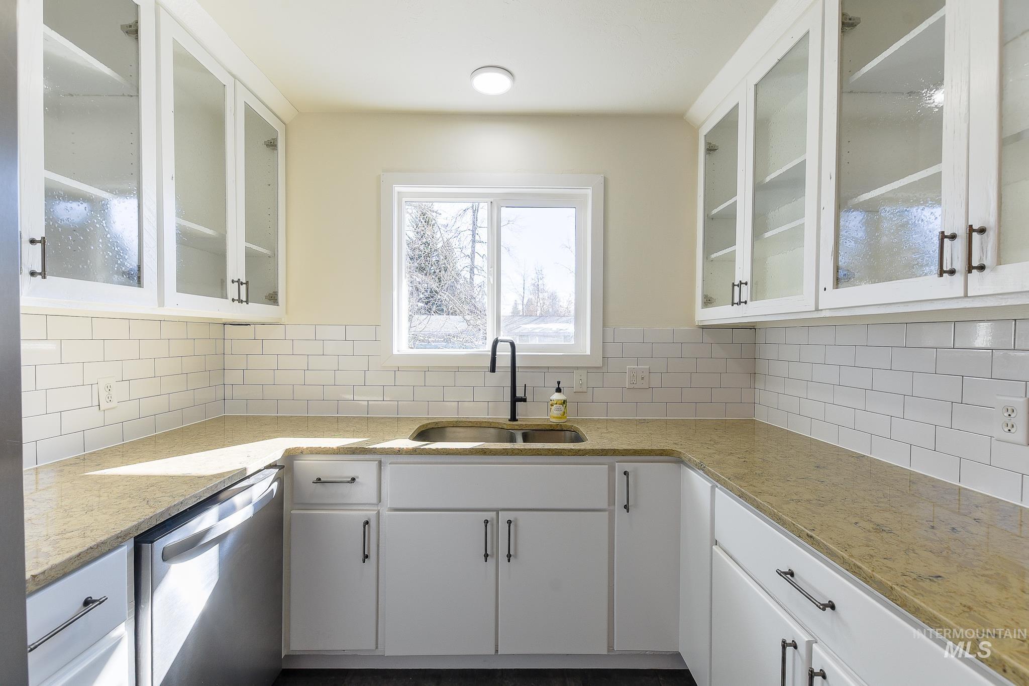 934 E 8th St, Moscow, Idaho 83843, 3 Bedrooms, 2 Bathrooms, Residential For Sale, Price $469,000,MLS 98976346