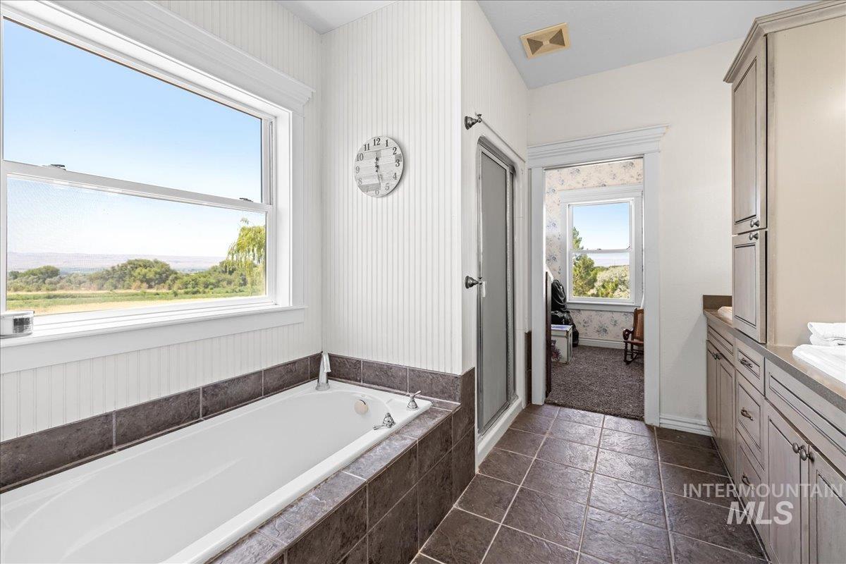 20169 Hoskins Rd, Caldwell, Idaho 83607, 4 Bedrooms, 3.5 Bathrooms, Residential For Sale, Price $1,080,000,MLS 98976347