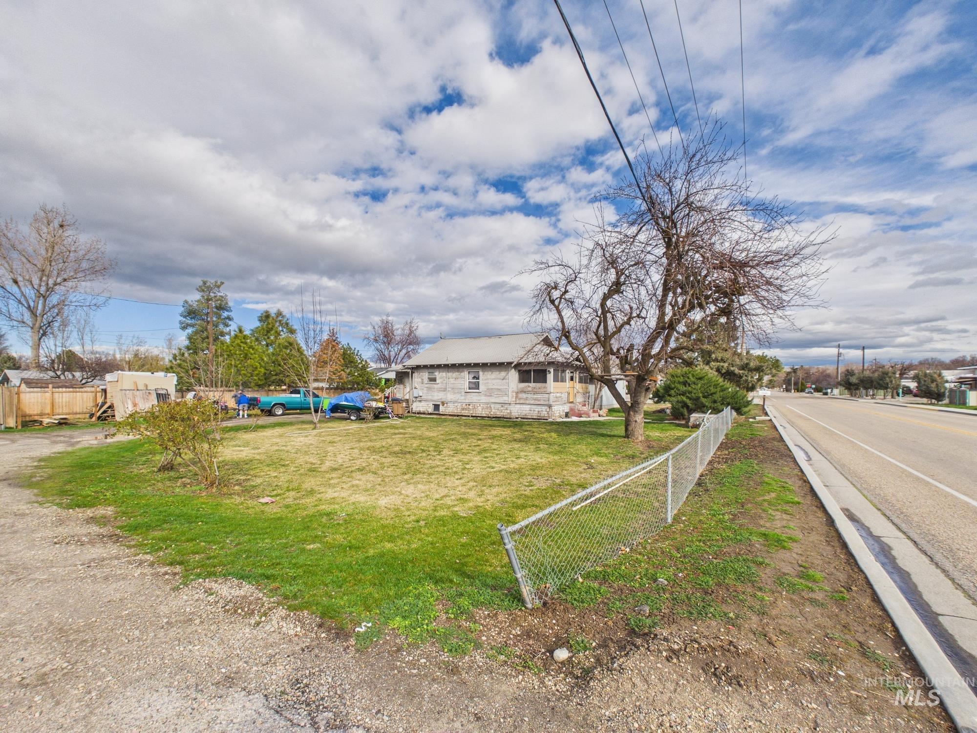 206 W 12th St, Emmett, Idaho 83617, 2 Bedrooms, 1 Bathroom, Residential For Sale, Price $287,600, 98976361