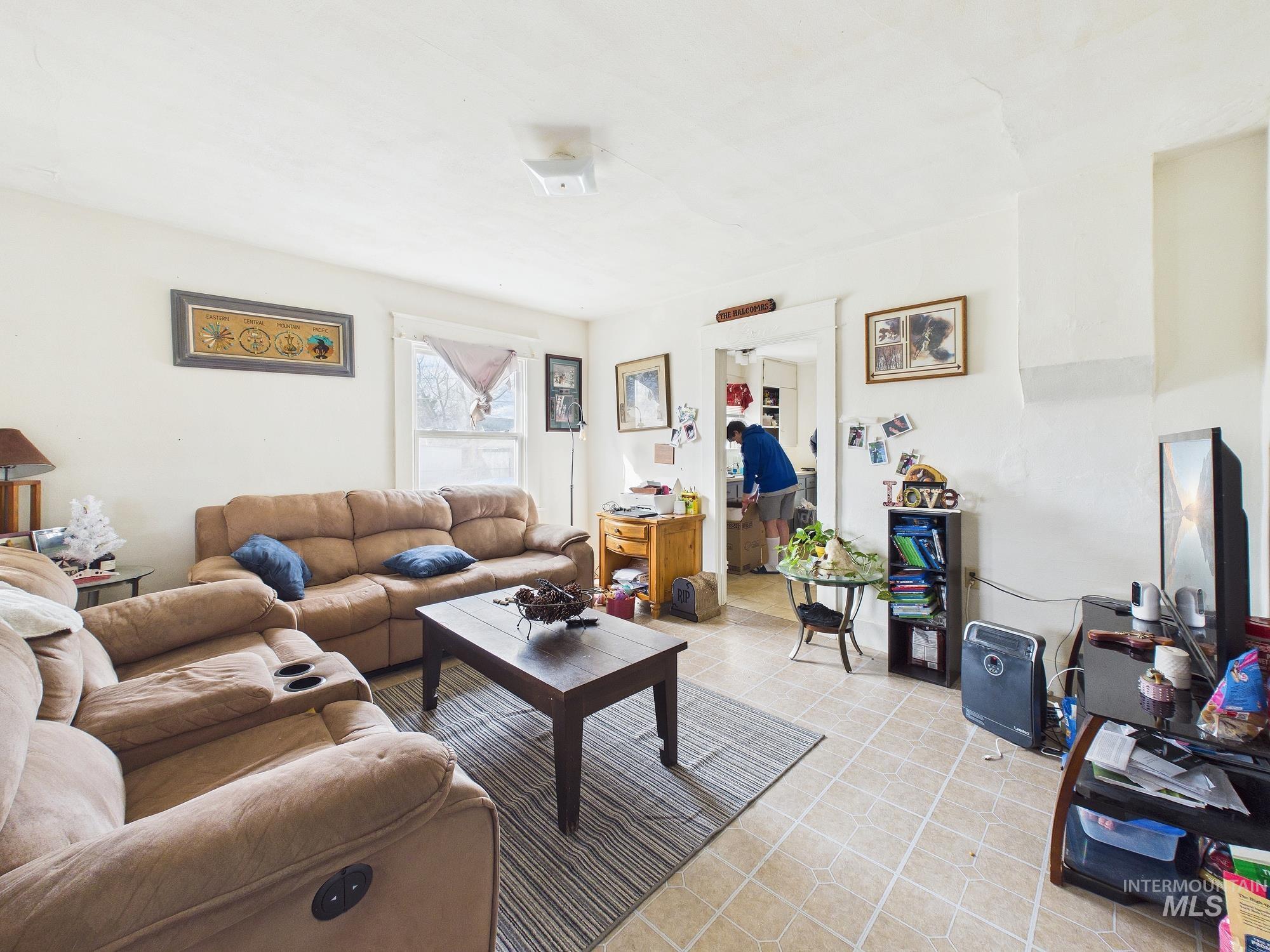 206 W 12th St, Emmett, Idaho 83617, 2 Bedrooms, 1 Bathroom, Residential For Sale, Price $287,600, 98976361