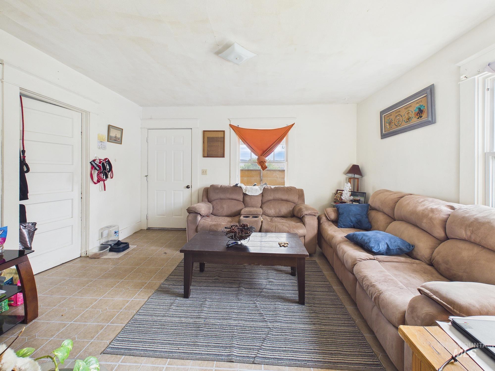 206 W 12th St, Emmett, Idaho 83617, 2 Bedrooms, 1 Bathroom, Residential For Sale, Price $287,600, 98976361