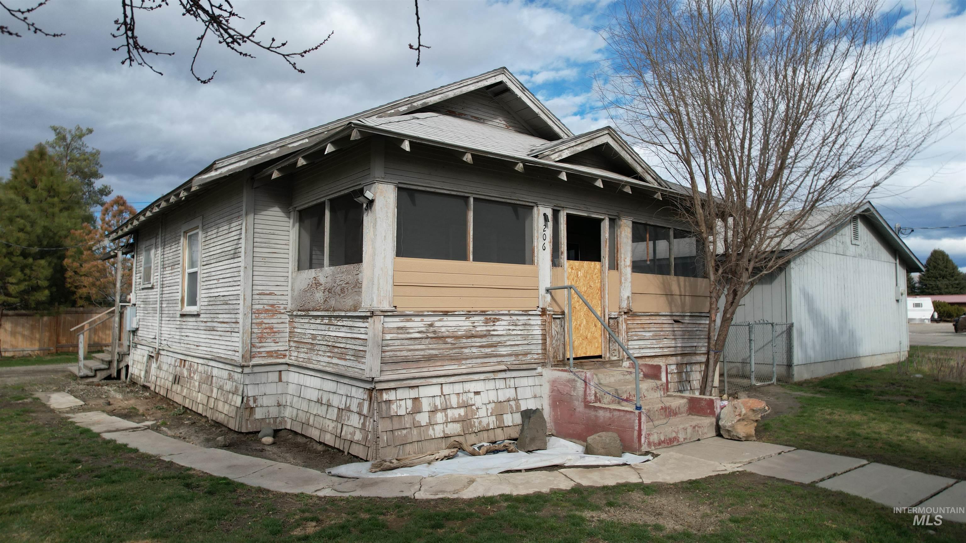 206 W 12th St, Emmett, Idaho 83617, 2 Bedrooms, 1 Bathroom, Residential For Sale, Price $287,600, 98976361