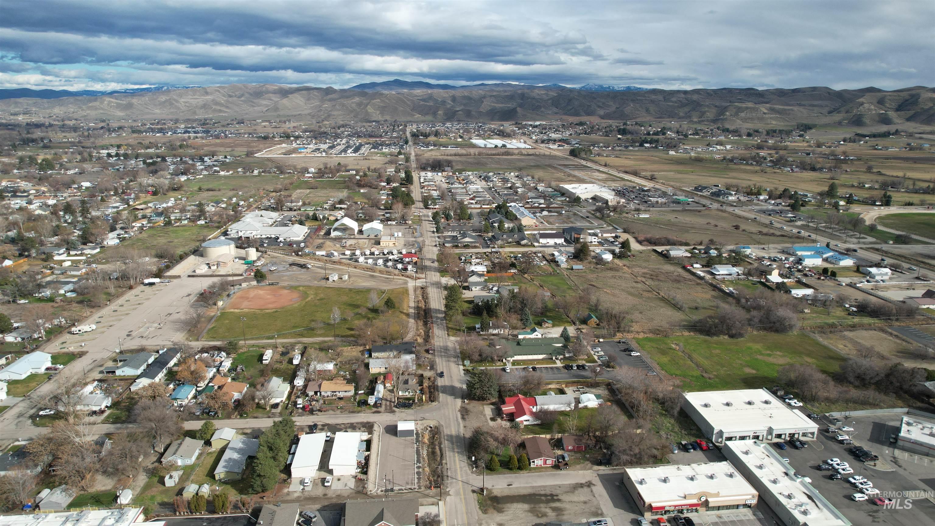 206 W 12th St, Emmett, Idaho 83617, 2 Bedrooms, 1 Bathroom, Residential For Sale, Price $287,600, 98976361