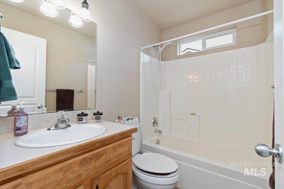 810 Sioux Ave, Emmett, Idaho 83617, 3 Bedrooms, 2 Bathrooms, Residential For Sale, Price $355,000,MLS 98976369