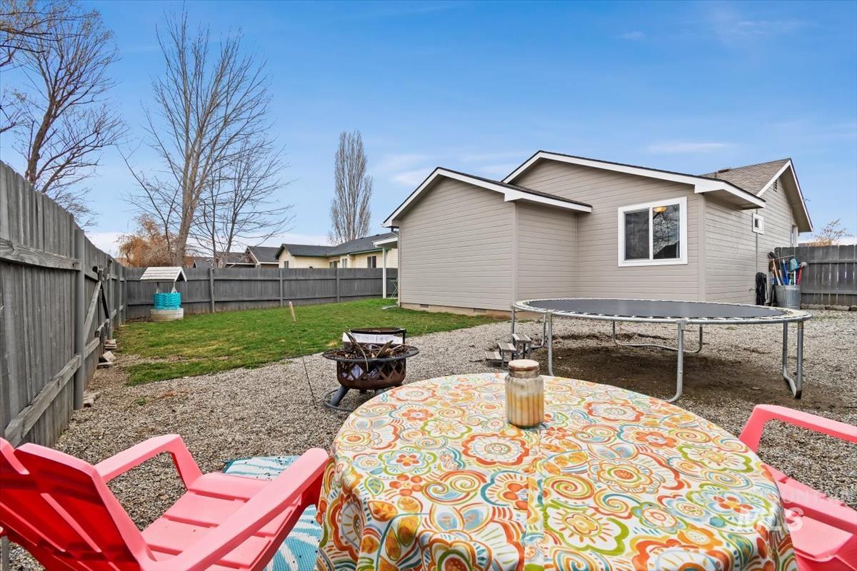 810 Sioux Ave, Emmett, Idaho 83617, 3 Bedrooms, 2 Bathrooms, Residential For Sale, Price $355,000,MLS 98976369