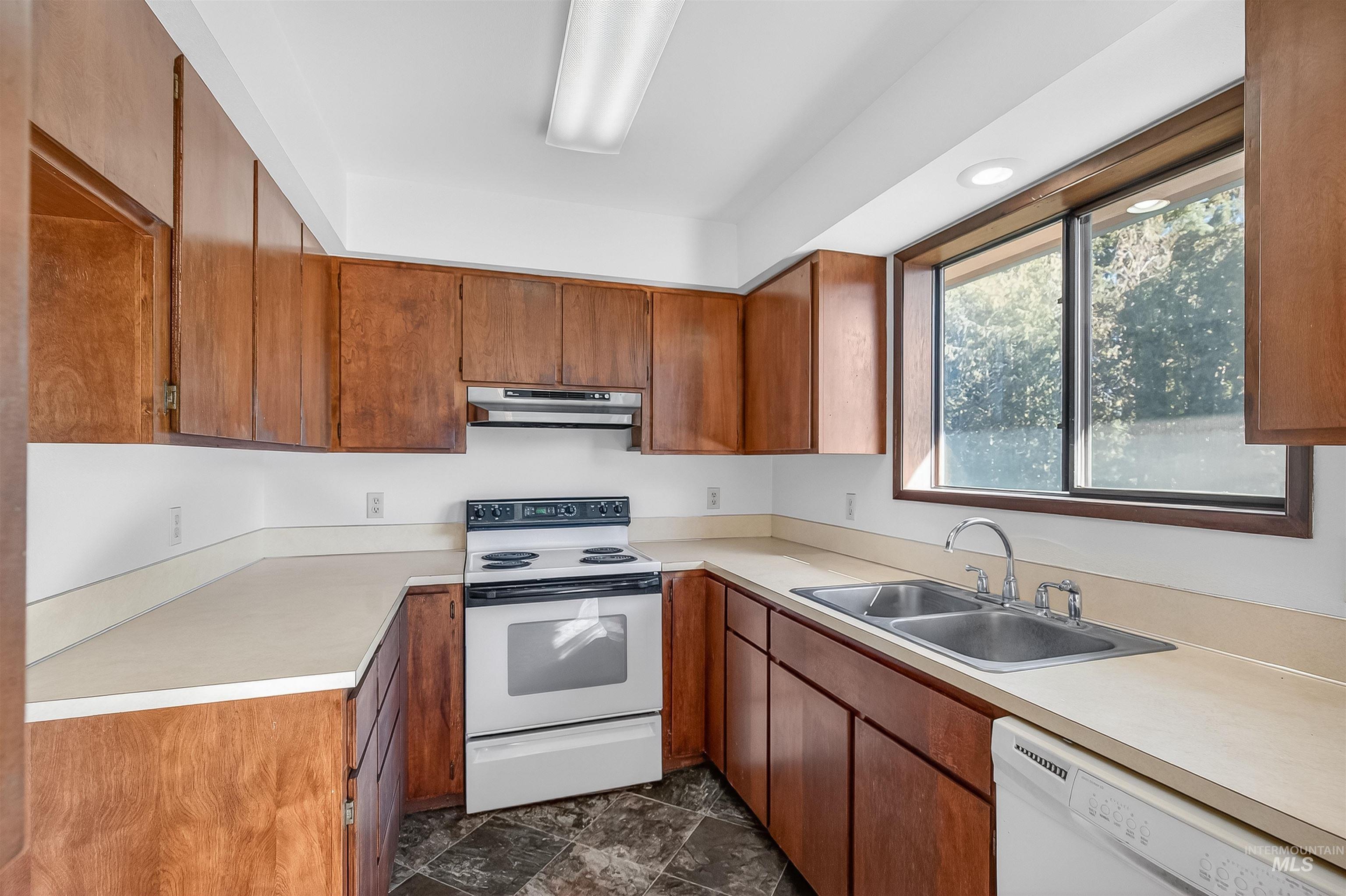 1825 Cedar Ave, Lewiston, Idaho 83501, 4 Bedrooms, 2 Bathrooms, Residential For Sale, Price $379,000,MLS 98976371