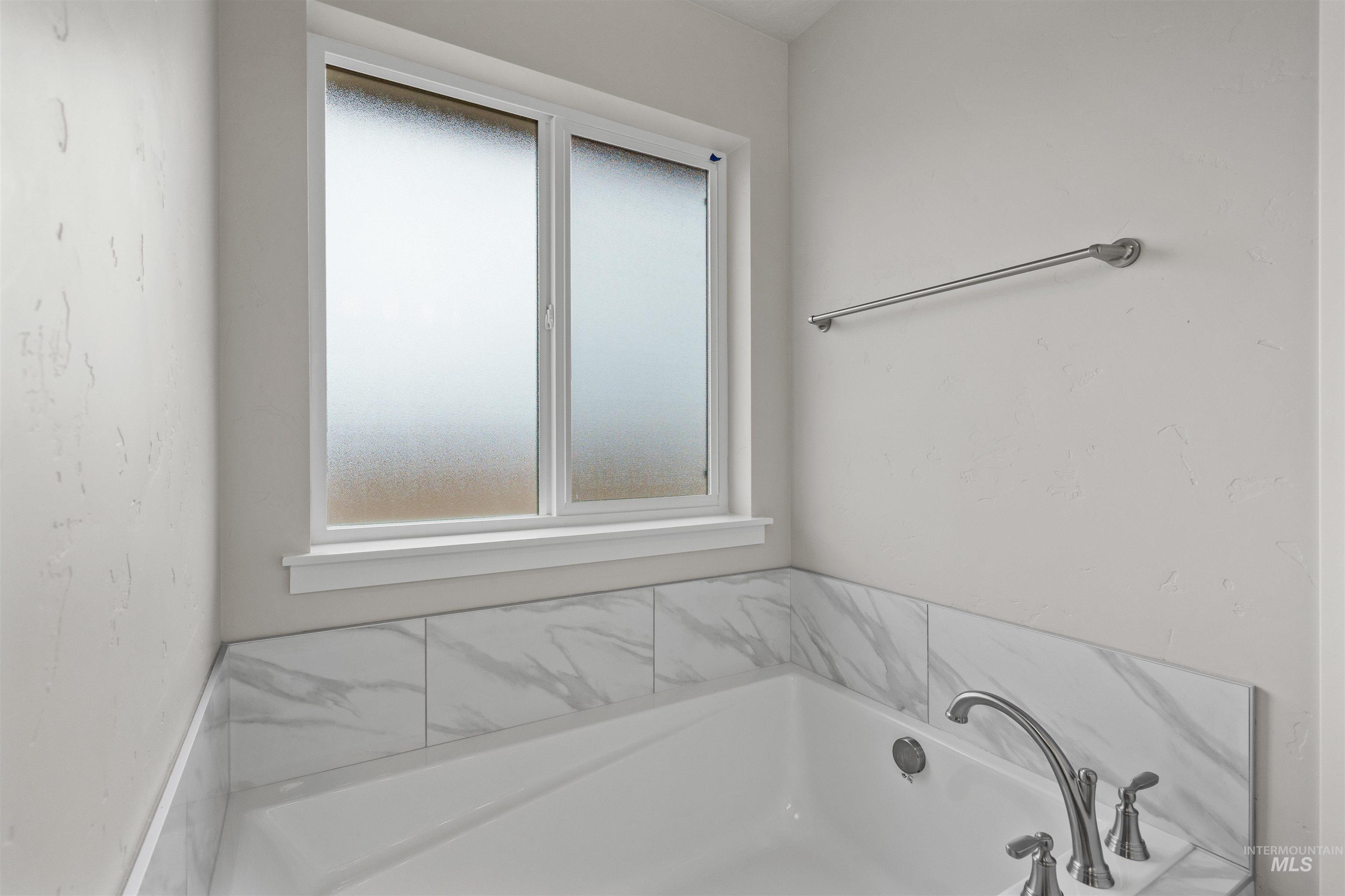 209 W Omphale St., Kuna, Idaho 83634, 3 Bedrooms, 2 Bathrooms, Residential For Sale, Price $429,990,MLS 98976379