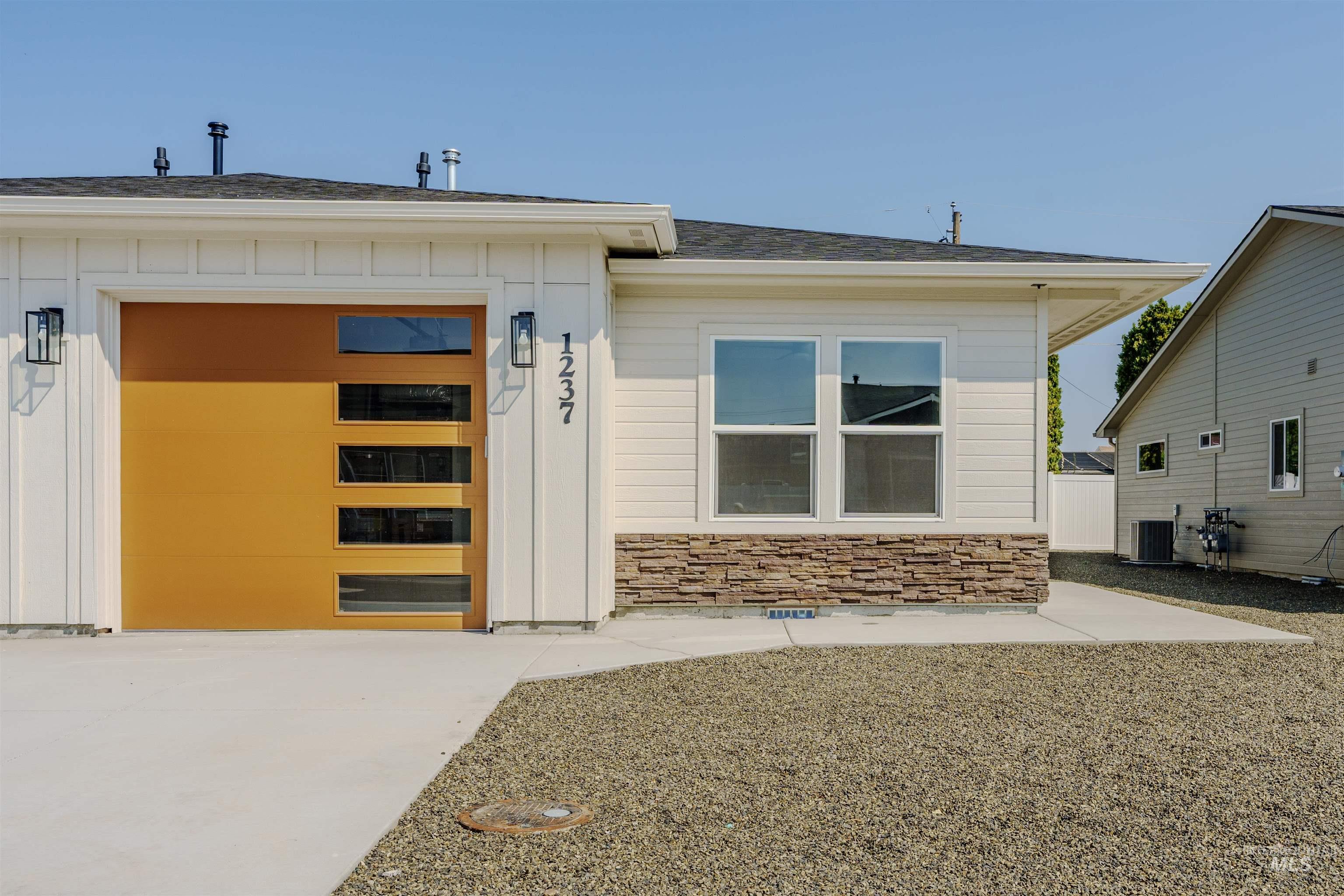 1237 Phillips Circle, Ontario, Oregon 97914-3905, 2 Bedrooms, 2 Bathrooms, Residential For Sale, Price $235,000, 98976385