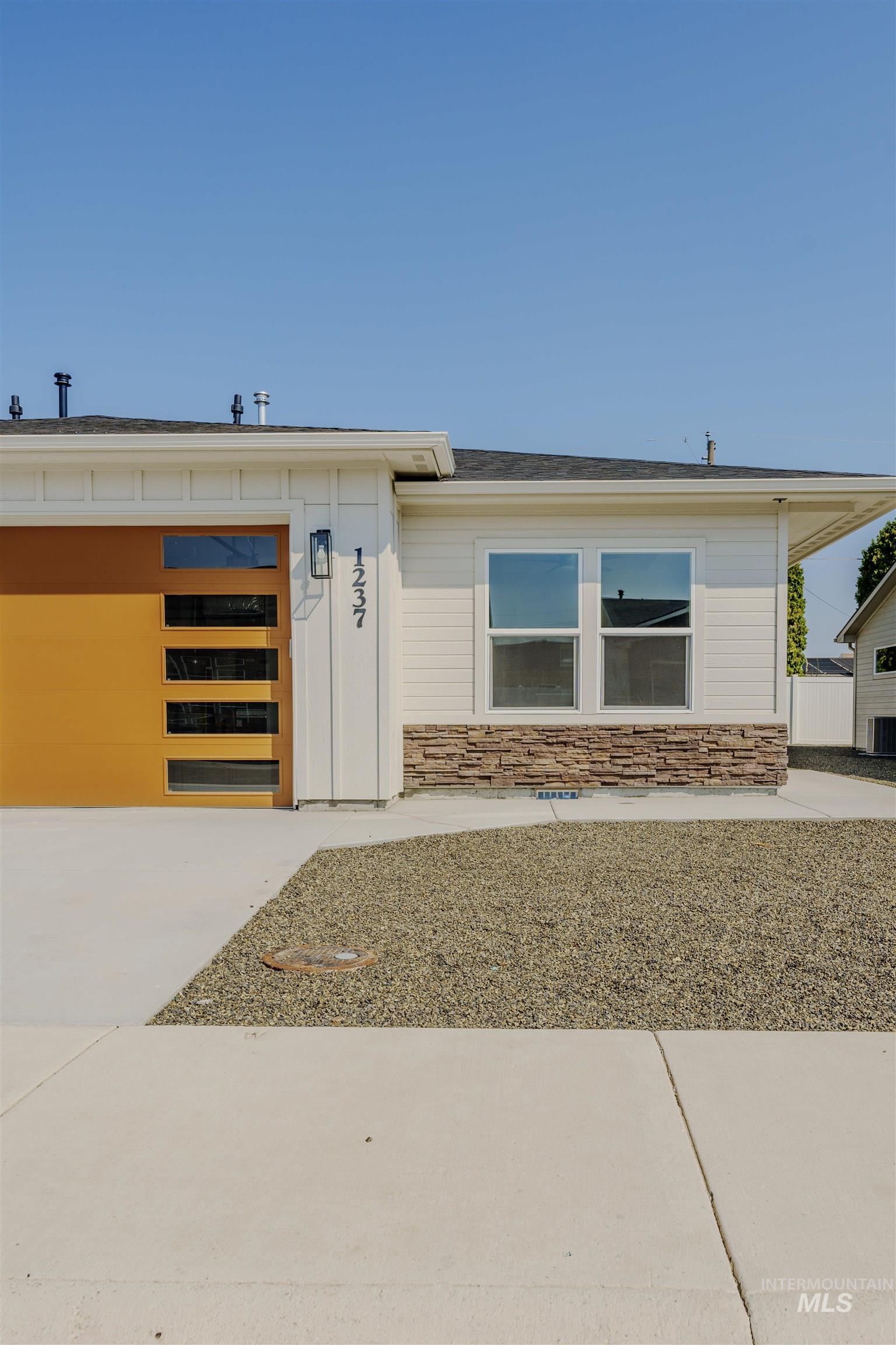 1237 Phillips Circle, Ontario, Oregon 97914-3905, 2 Bedrooms, 2 Bathrooms, Residential For Sale, Price $235,000, 98976385