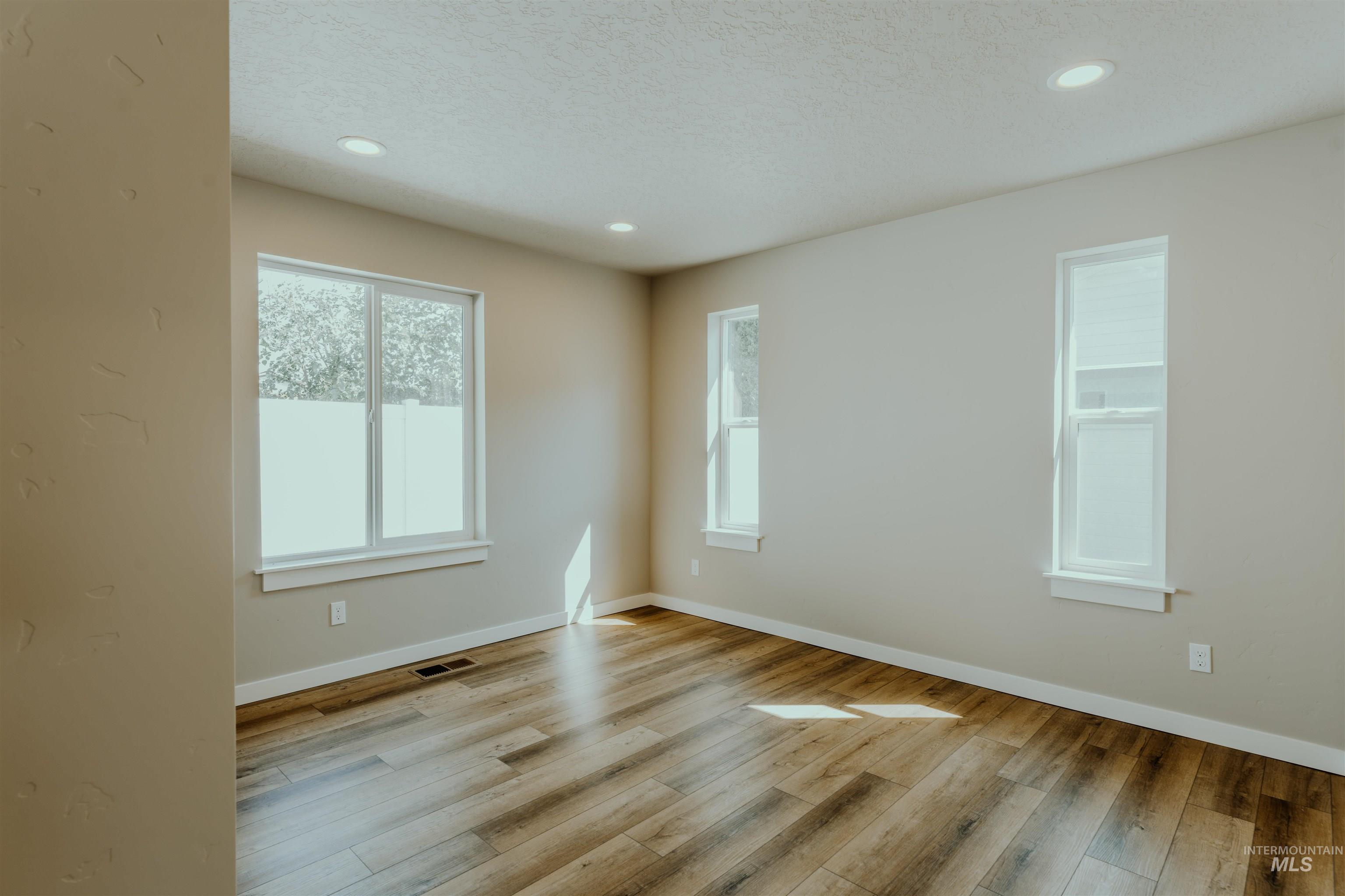 1237 Phillips Circle, Ontario, Oregon 97914-3905, 2 Bedrooms, 2 Bathrooms, Residential For Sale, Price $235,000, 98976385