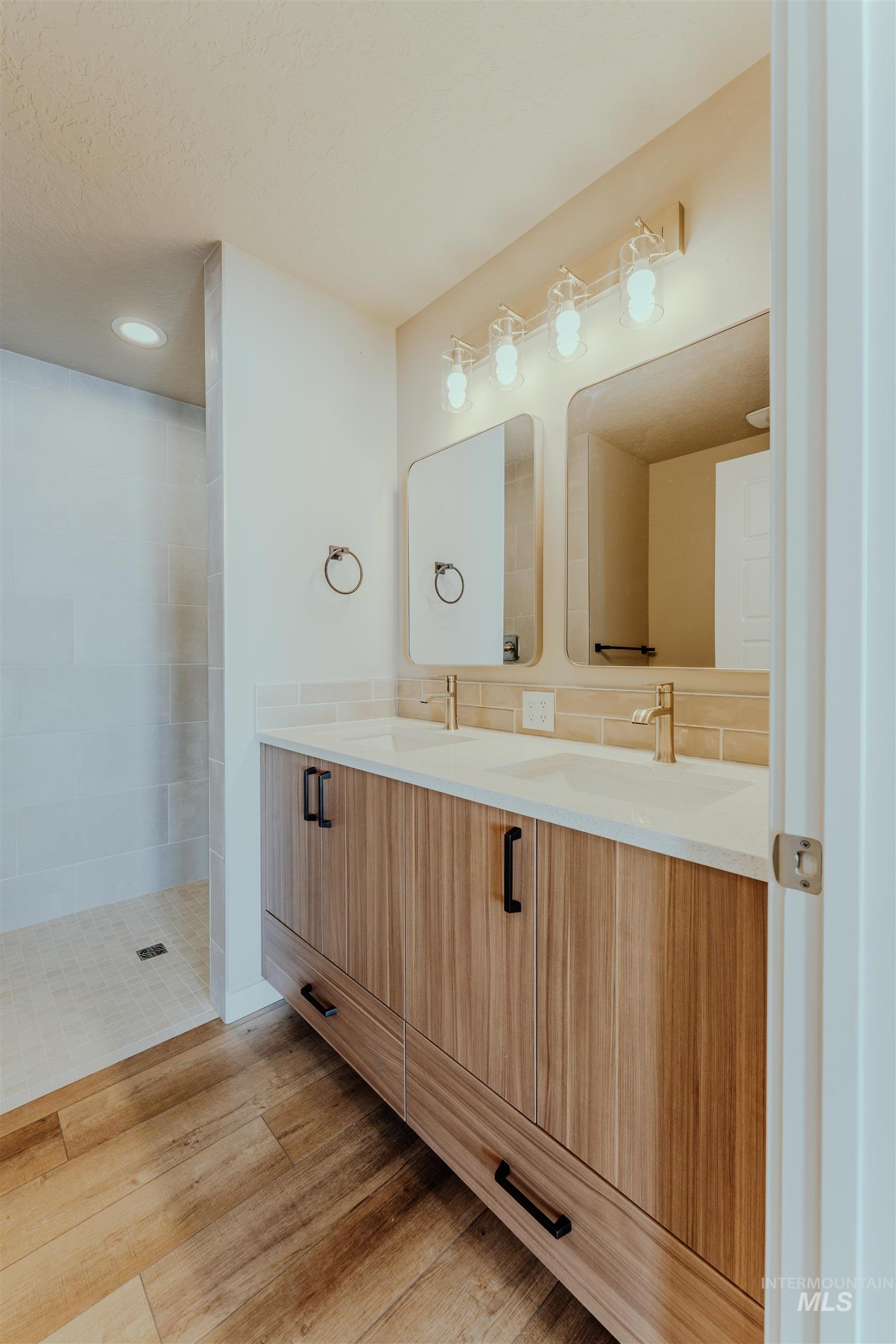 1237 Phillips Circle, Ontario, Oregon 97914-3905, 2 Bedrooms, 2 Bathrooms, Residential For Sale, Price $235,000, 98976385