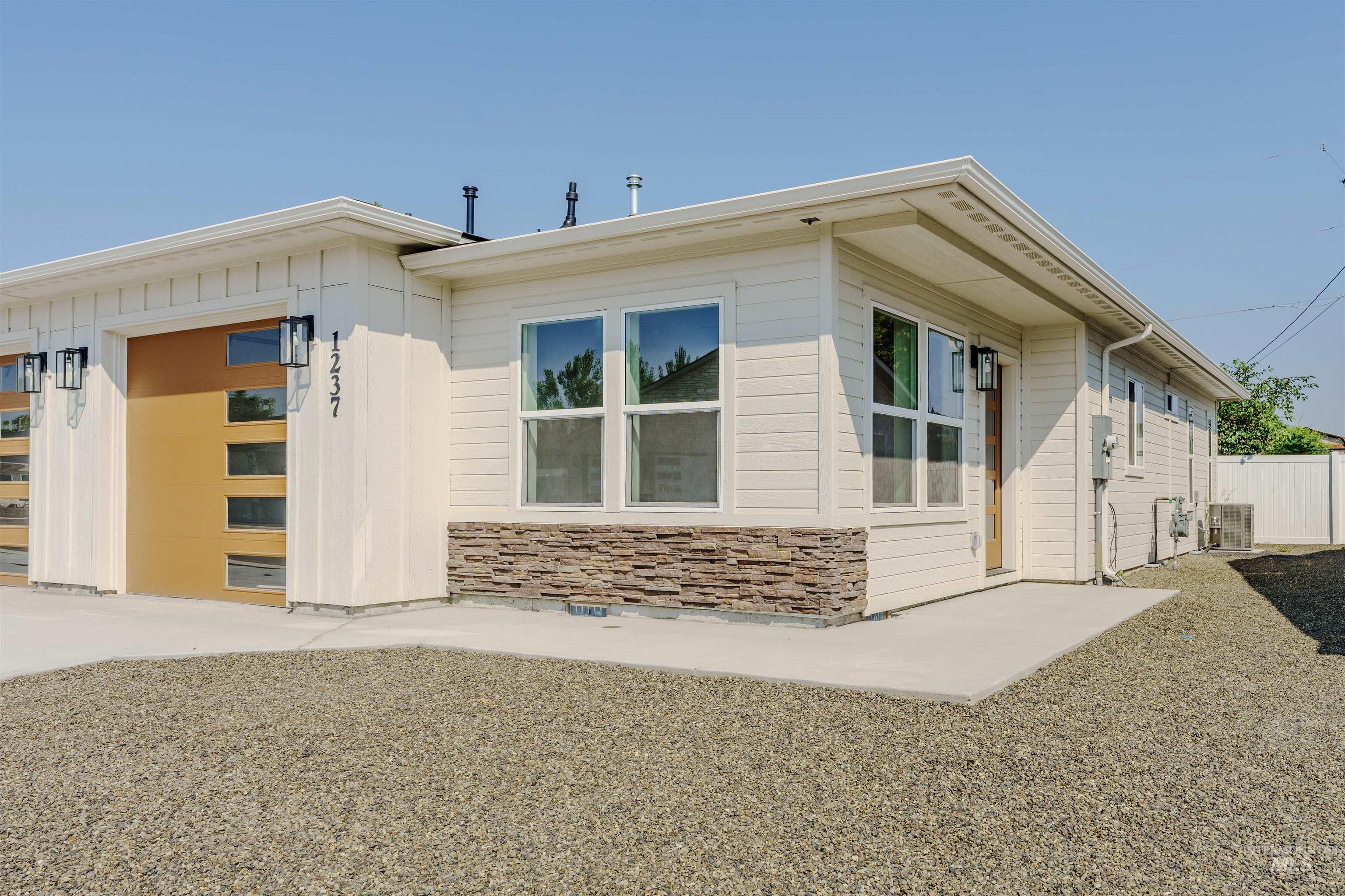 1237 Phillips Circle, Ontario, Oregon 97914-3905, 2 Bedrooms, 2 Bathrooms, Residential For Sale, Price $235,000, 98976385