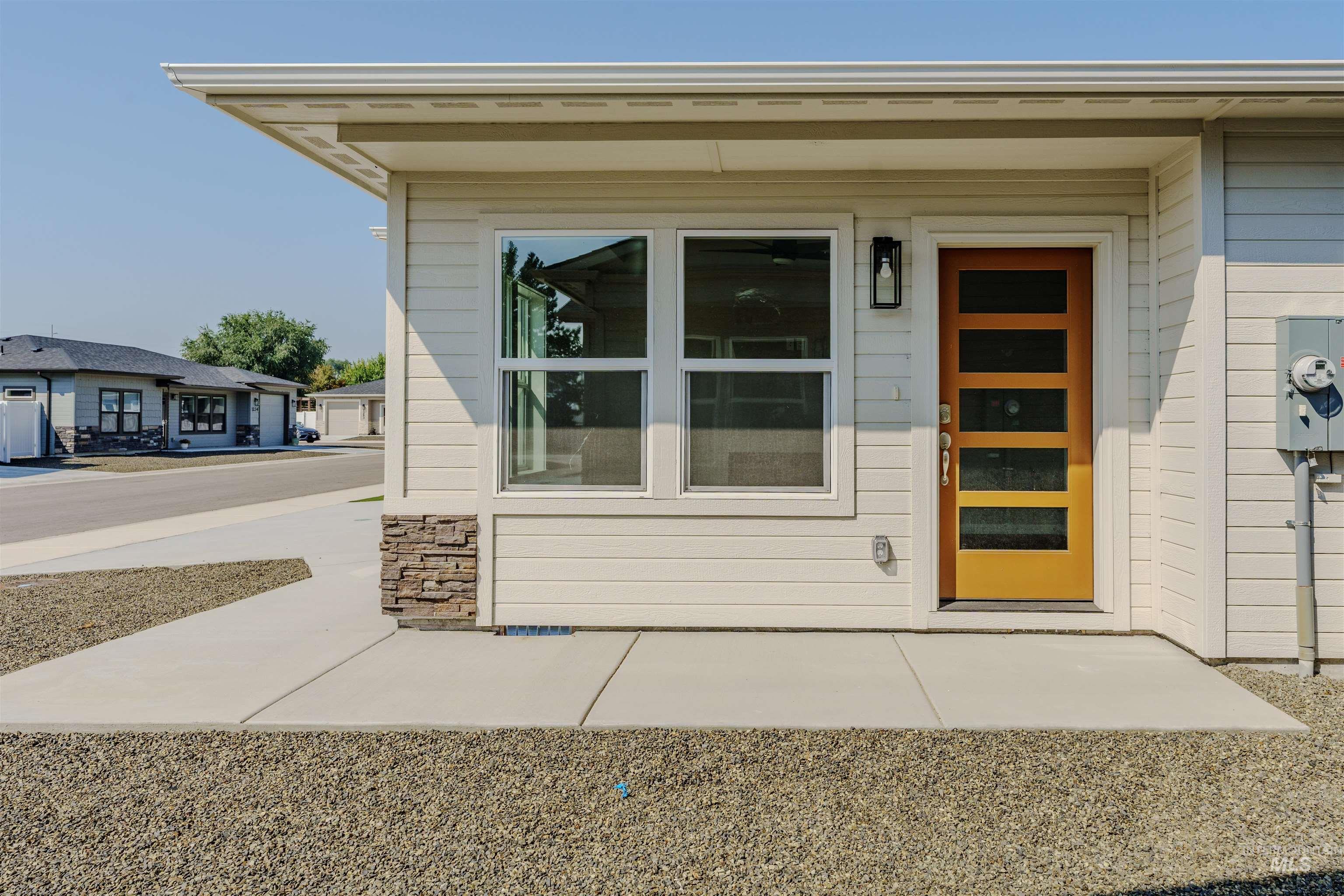 1237 Phillips Circle, Ontario, Oregon 97914-3905, 2 Bedrooms, 2 Bathrooms, Residential For Sale, Price $235,000, 98976385