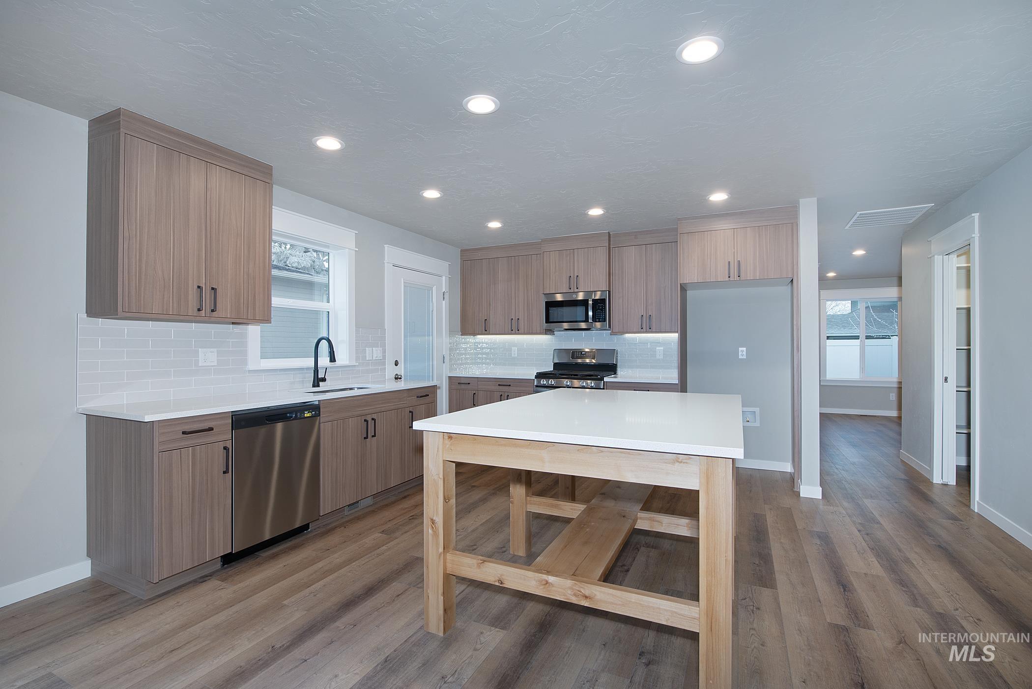 1224 Phillips Circle, Ontario, Oregon 97914-3905, 2 Bedrooms, 2 Bathrooms, Residential For Sale, Price $300,000, 98976388