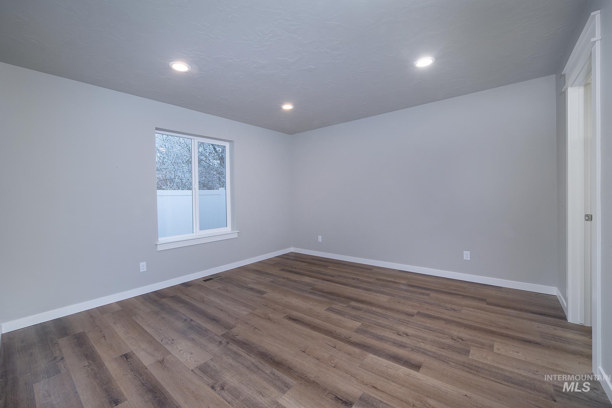 1224 Phillips Circle, Ontario, Oregon 97914-3905, 2 Bedrooms, 2 Bathrooms, Residential For Sale, Price $300,000, 98976388