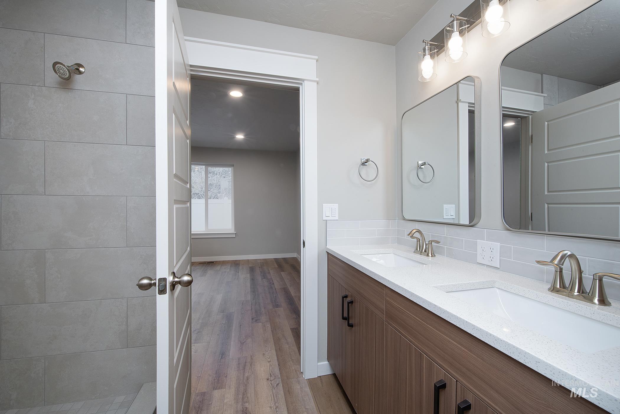 1224 Phillips Circle, Ontario, Oregon 97914-3905, 2 Bedrooms, 2 Bathrooms, Residential For Sale, Price $300,000, 98976388