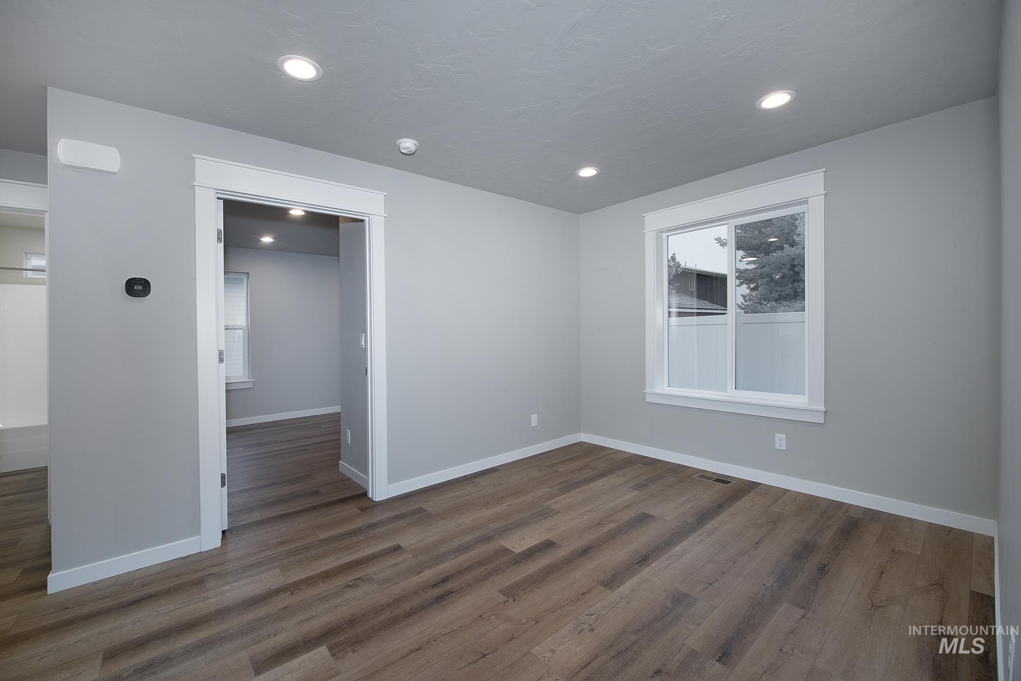 1224 Phillips Circle, Ontario, Oregon 97914-3905, 2 Bedrooms, 2 Bathrooms, Residential For Sale, Price $300,000, 98976388