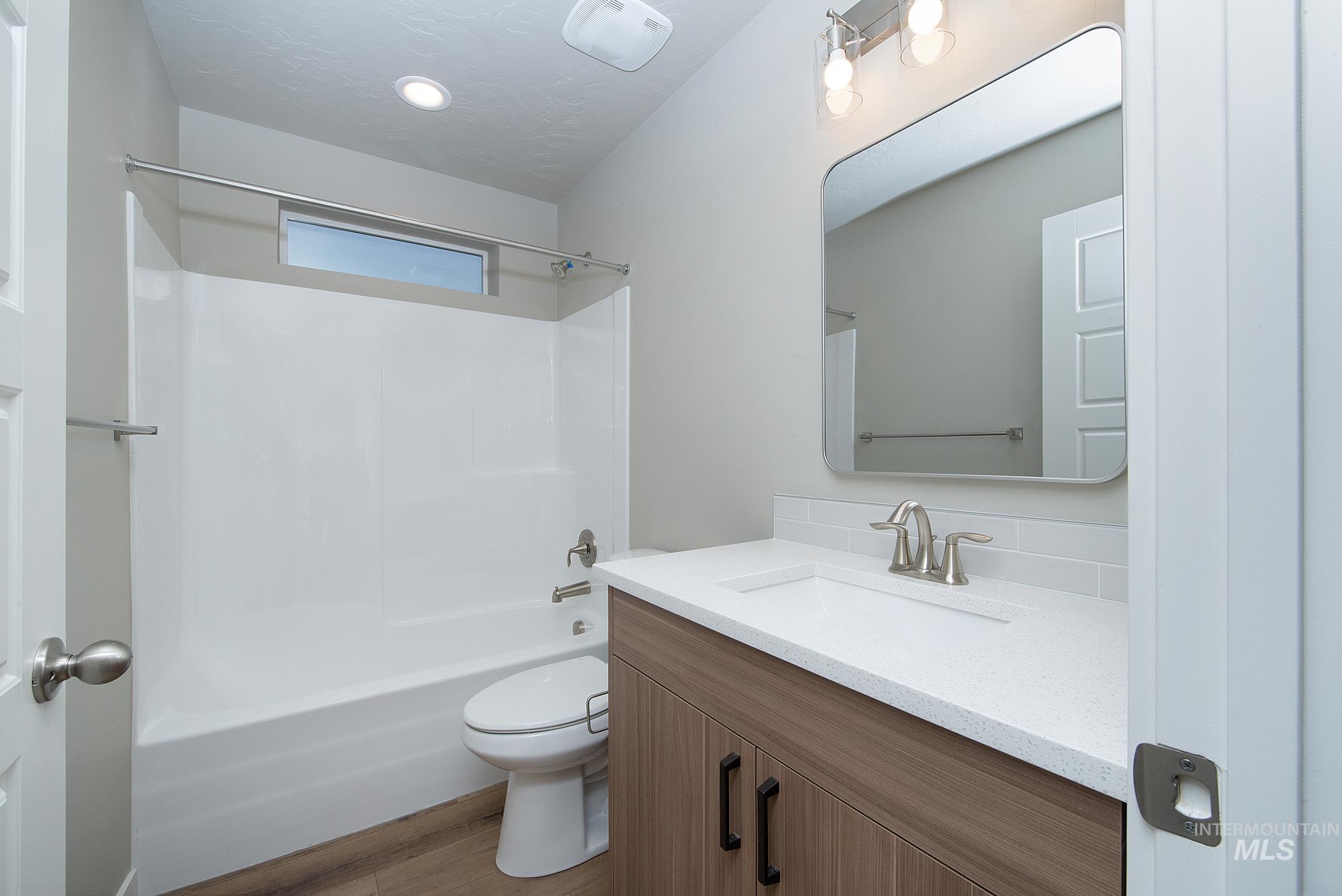 1224 Phillips Circle, Ontario, Oregon 97914-3905, 2 Bedrooms, 2 Bathrooms, Residential For Sale, Price $300,000, 98976388