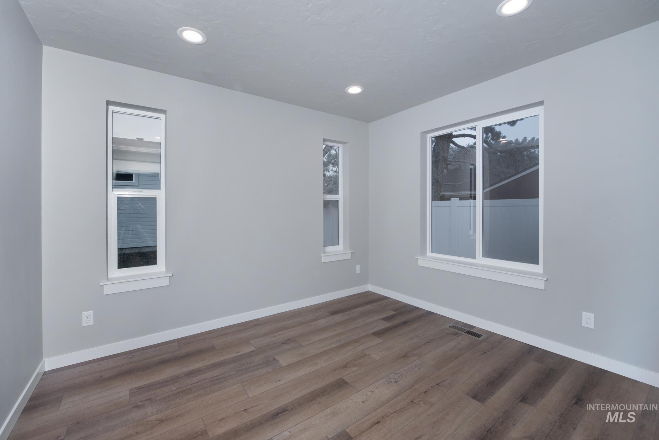 1224 Phillips Circle, Ontario, Oregon 97914-3905, 2 Bedrooms, 2 Bathrooms, Residential For Sale, Price $300,000, 98976388