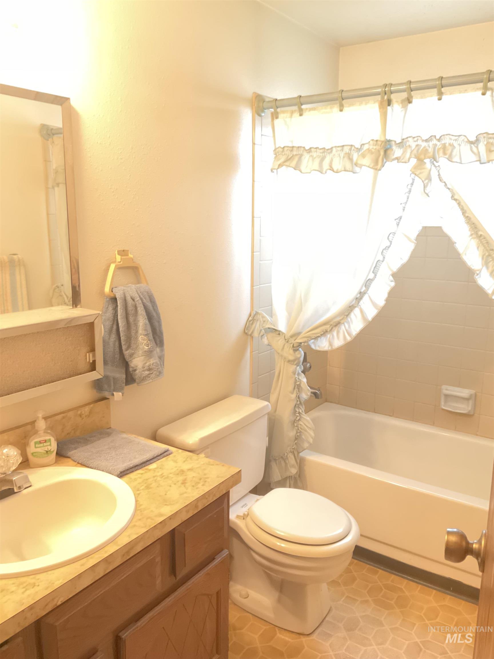 1166 Starfire St, Twin Falls, Idaho 83301, 3 Bedrooms, 2 Bathrooms, Residential For Sale, Price $315,000, 98976391