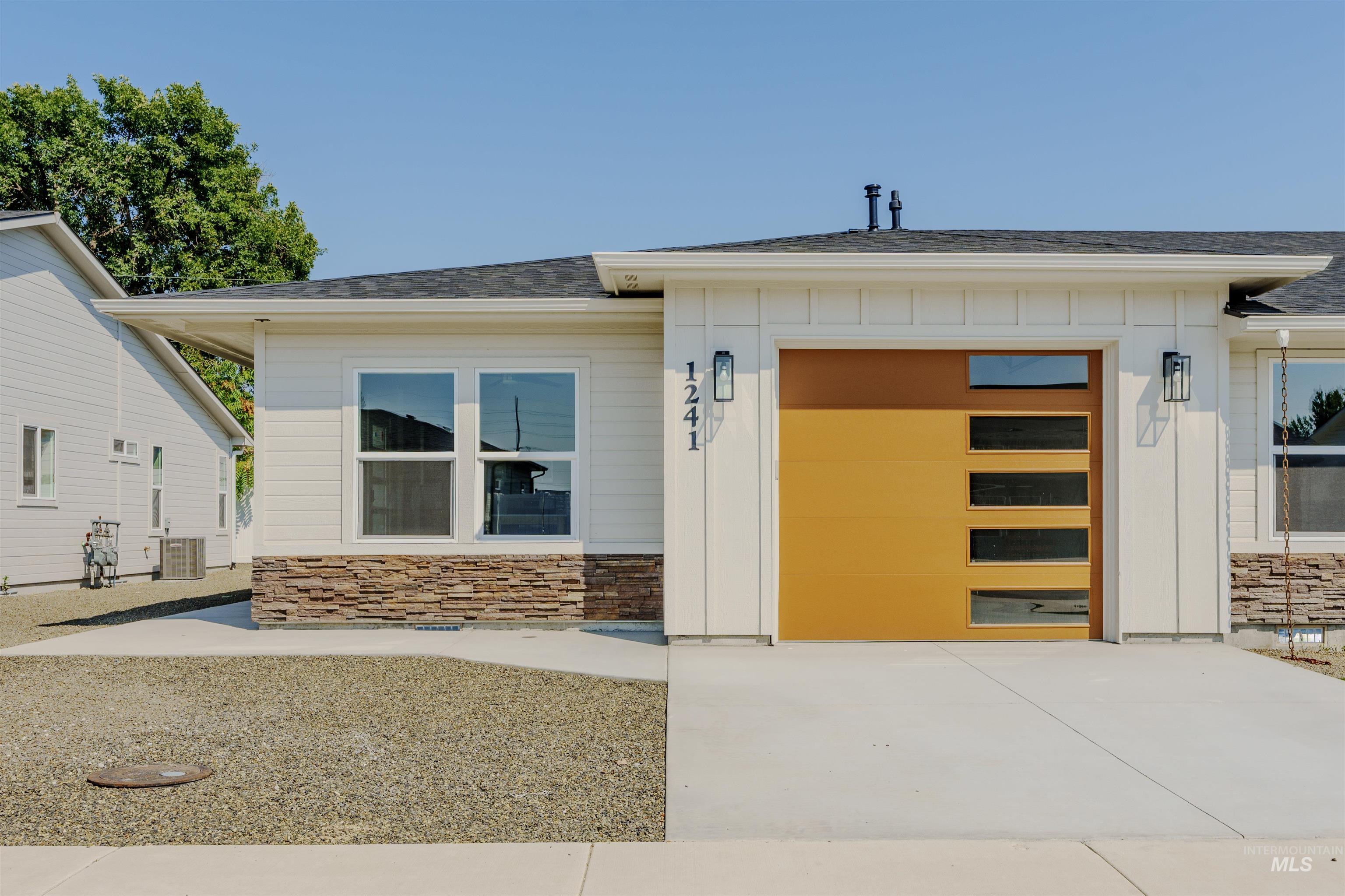 1241 Phillips Circle, Ontario, Oregon 97914-3905, 2 Bedrooms, 2 Bathrooms, Residential For Sale, Price $235,000, 98976441