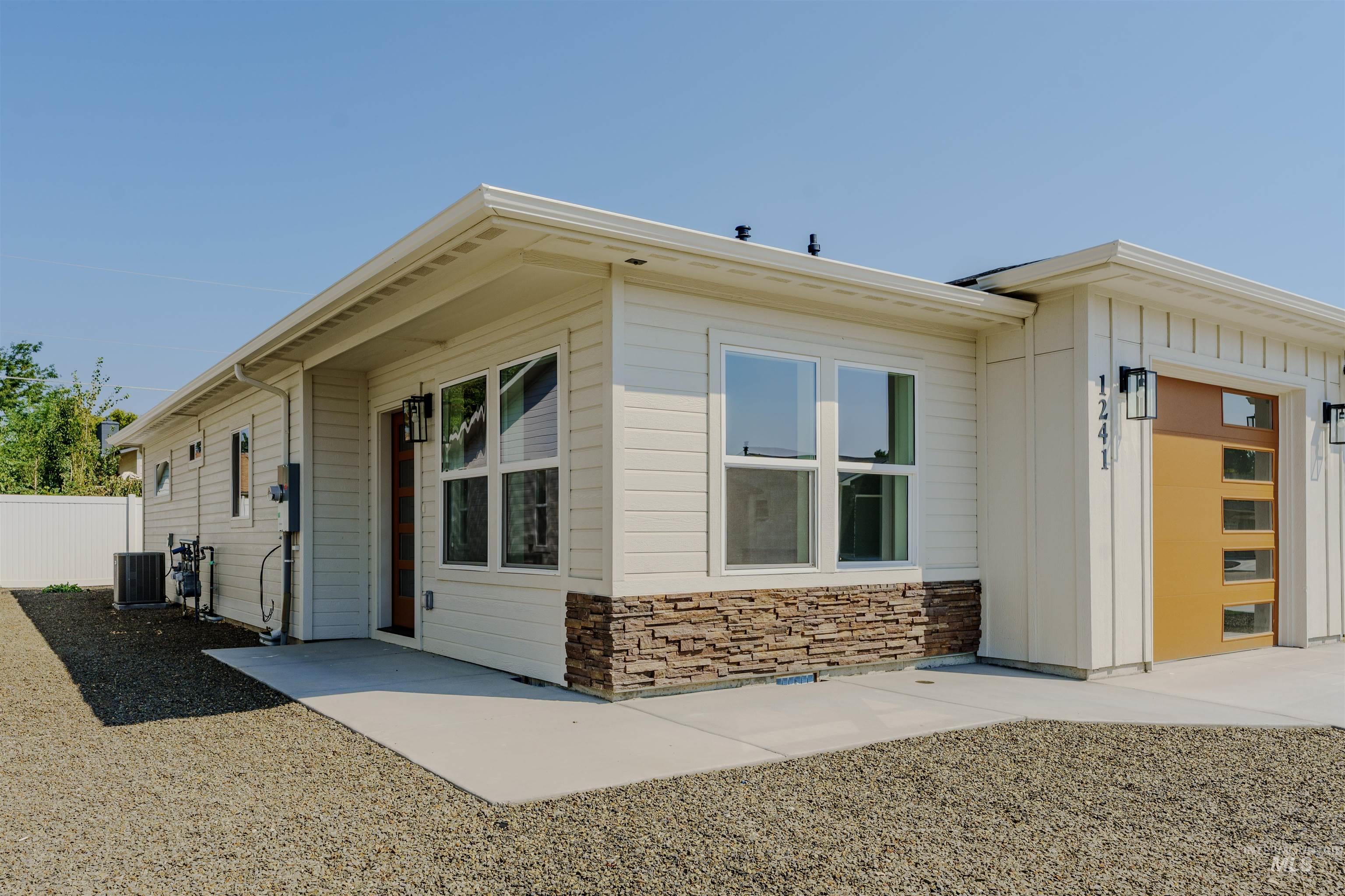 1241 Phillips Circle, Ontario, Oregon 97914-3905, 2 Bedrooms, 2 Bathrooms, Residential For Sale, Price $235,000, 98976441