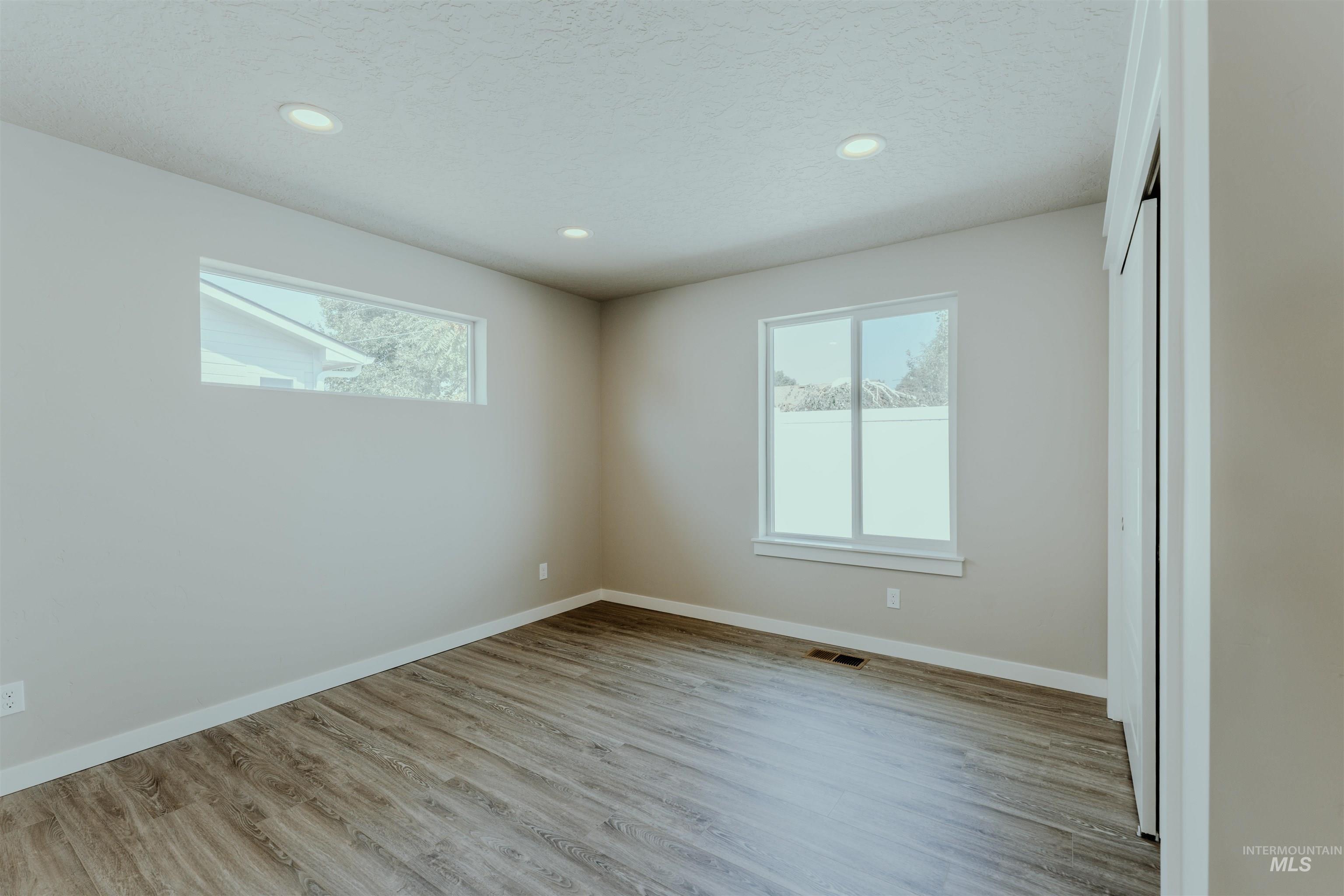 1241 Phillips Circle, Ontario, Oregon 97914-3905, 2 Bedrooms, 2 Bathrooms, Residential For Sale, Price $235,000, 98976441