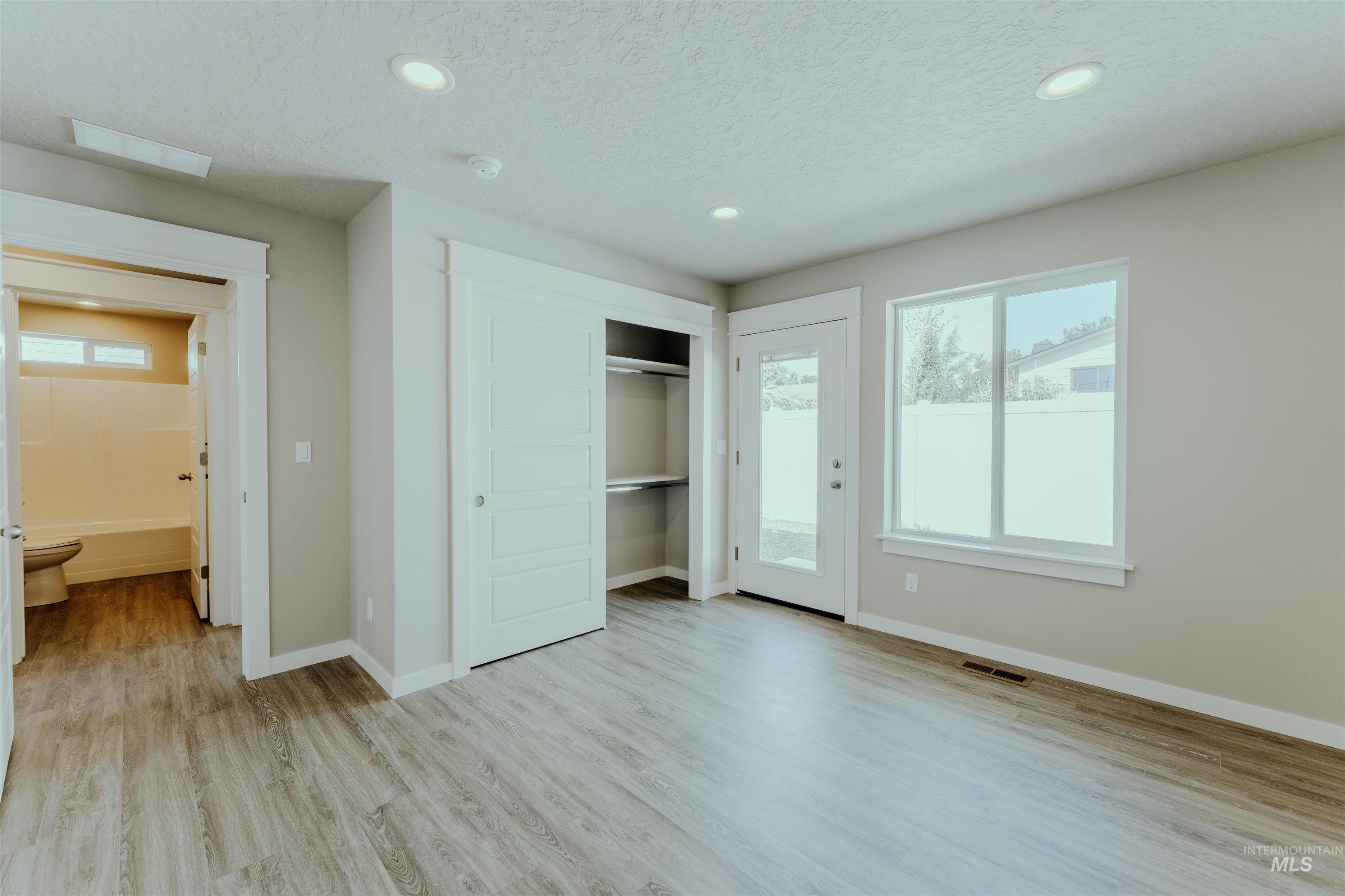 1241 Phillips Circle, Ontario, Oregon 97914-3905, 2 Bedrooms, 2 Bathrooms, Residential For Sale, Price $235,000, 98976441