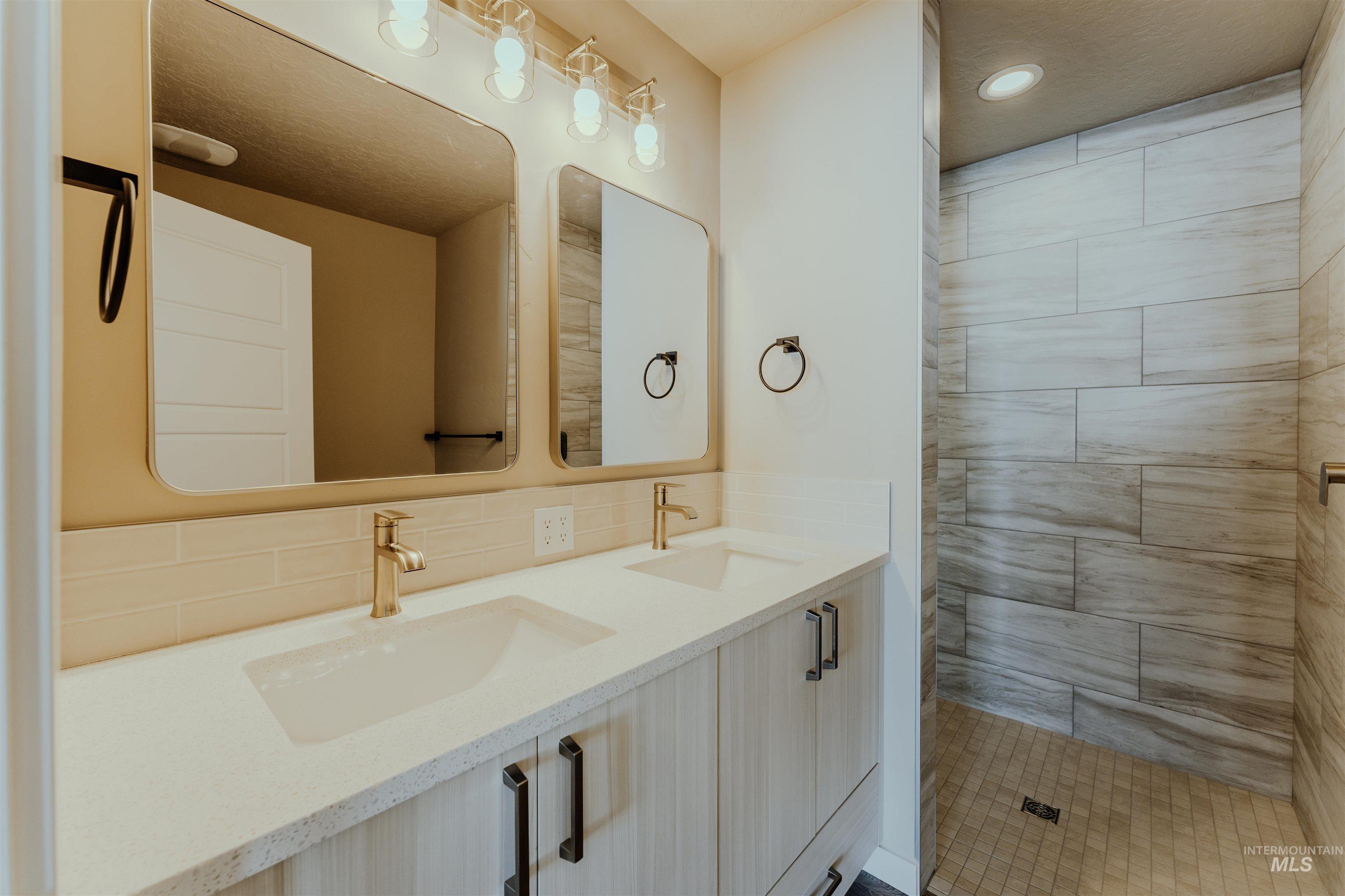 1241 Phillips Circle, Ontario, Oregon 97914-3905, 2 Bedrooms, 2 Bathrooms, Residential For Sale, Price $235,000, 98976441