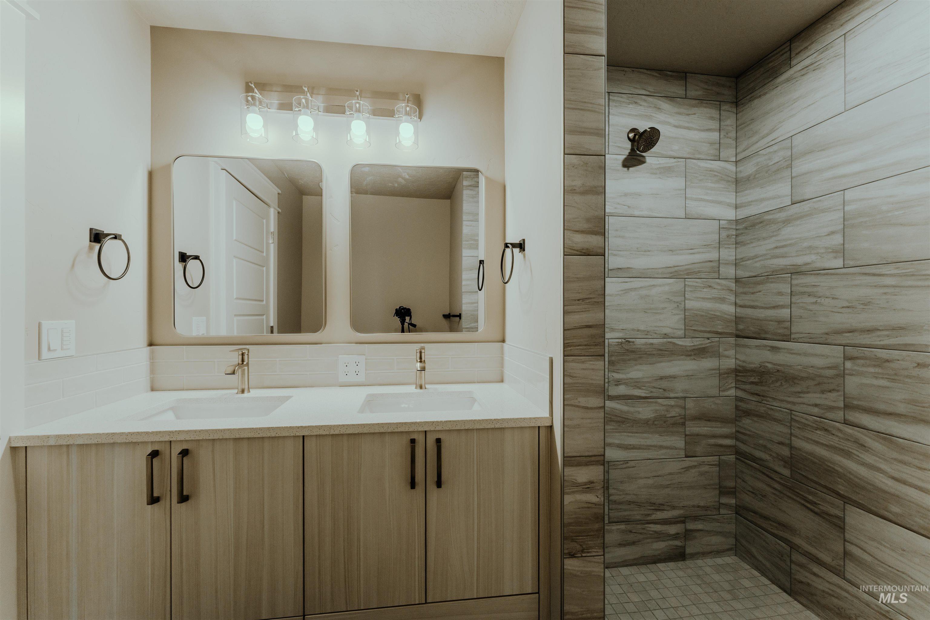 1241 Phillips Circle, Ontario, Oregon 97914-3905, 2 Bedrooms, 2 Bathrooms, Residential For Sale, Price $235,000, 98976441