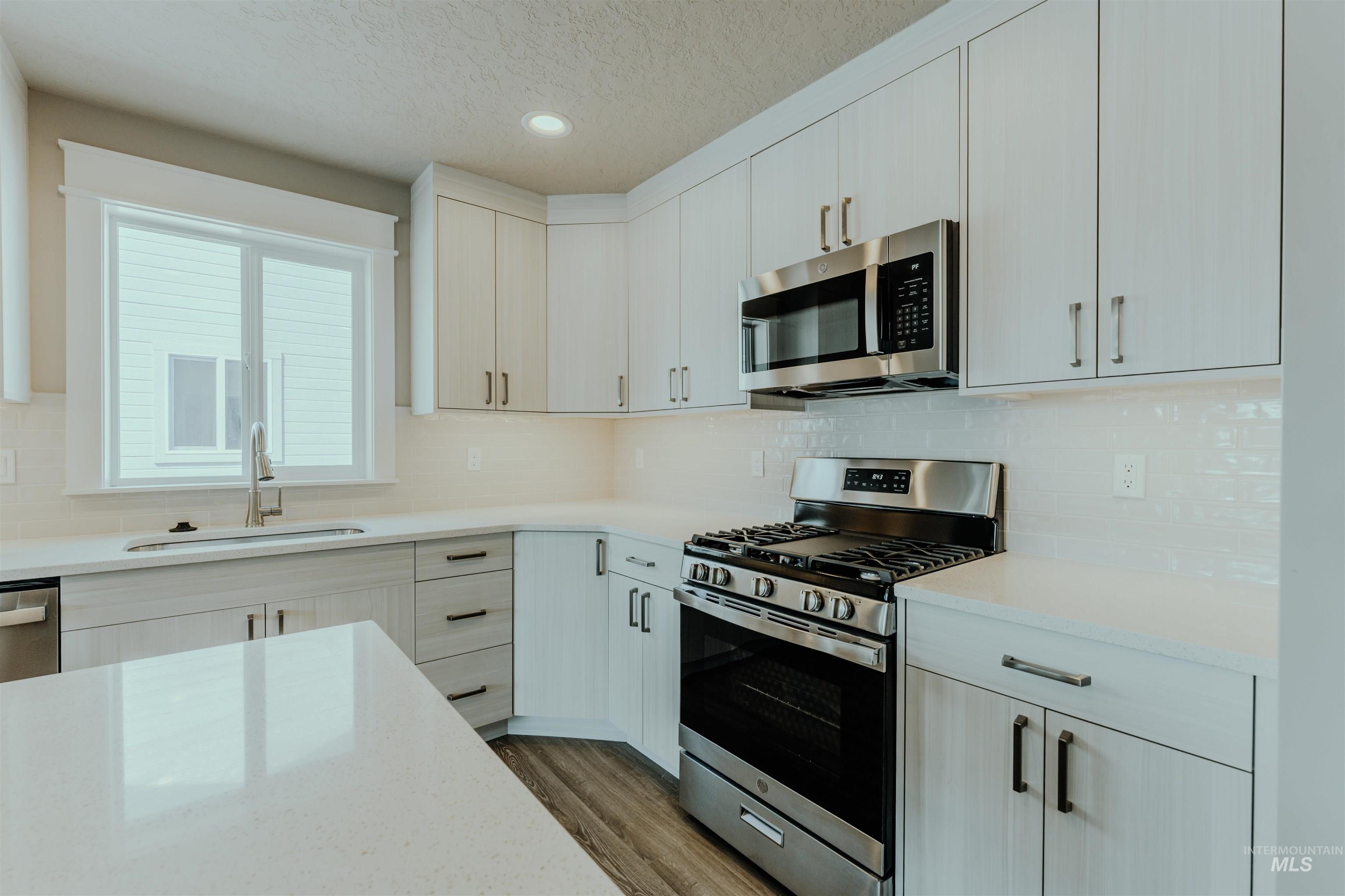 1241 Phillips Circle, Ontario, Oregon 97914-3905, 2 Bedrooms, 2 Bathrooms, Residential For Sale, Price $235,000, 98976441