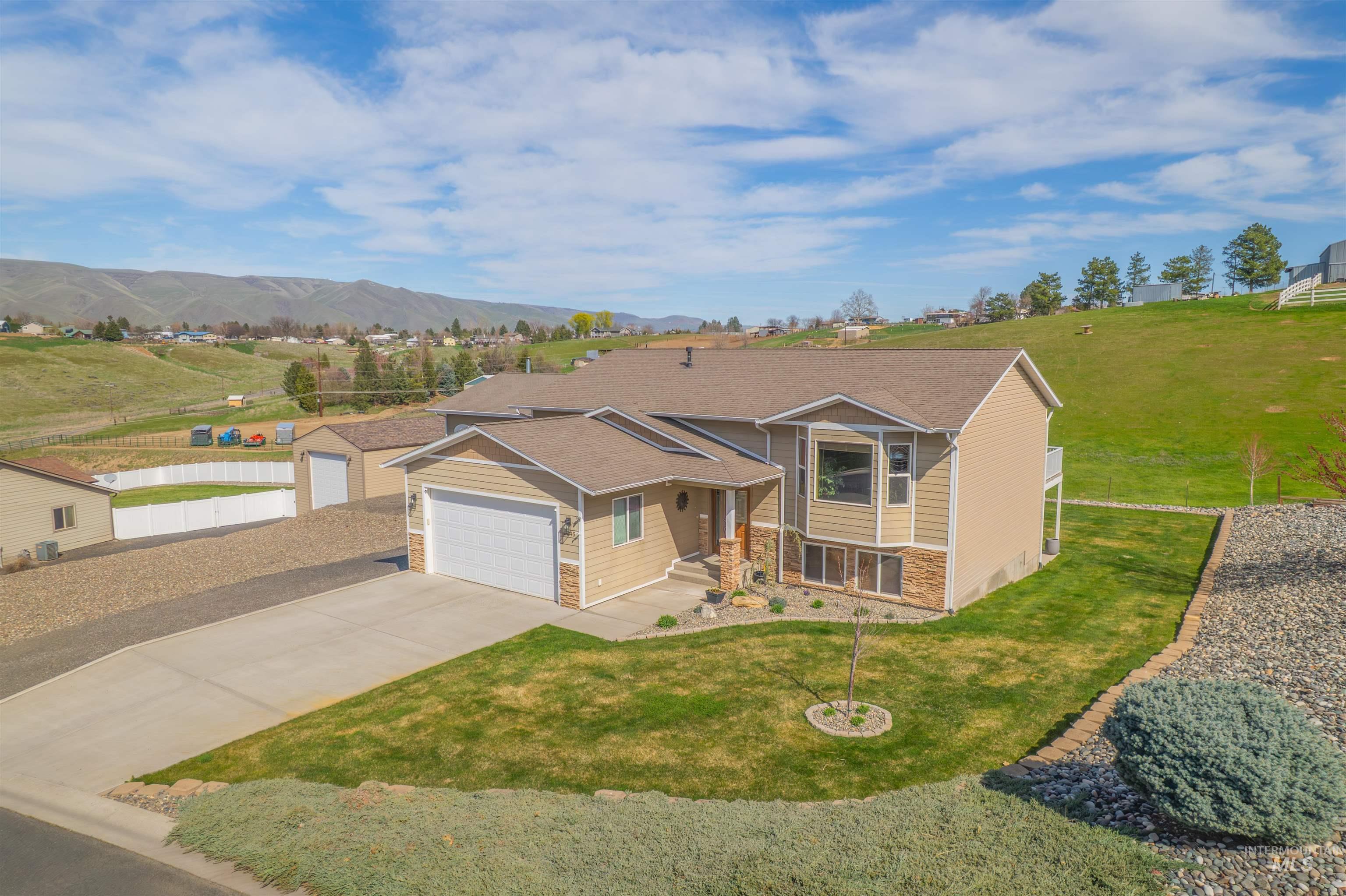 2245 Pitchstone Dr, Clarkston, Washington 99403, 4 Bedrooms, 3 Bathrooms, Residential For Sale, Price $577,500, 98976447