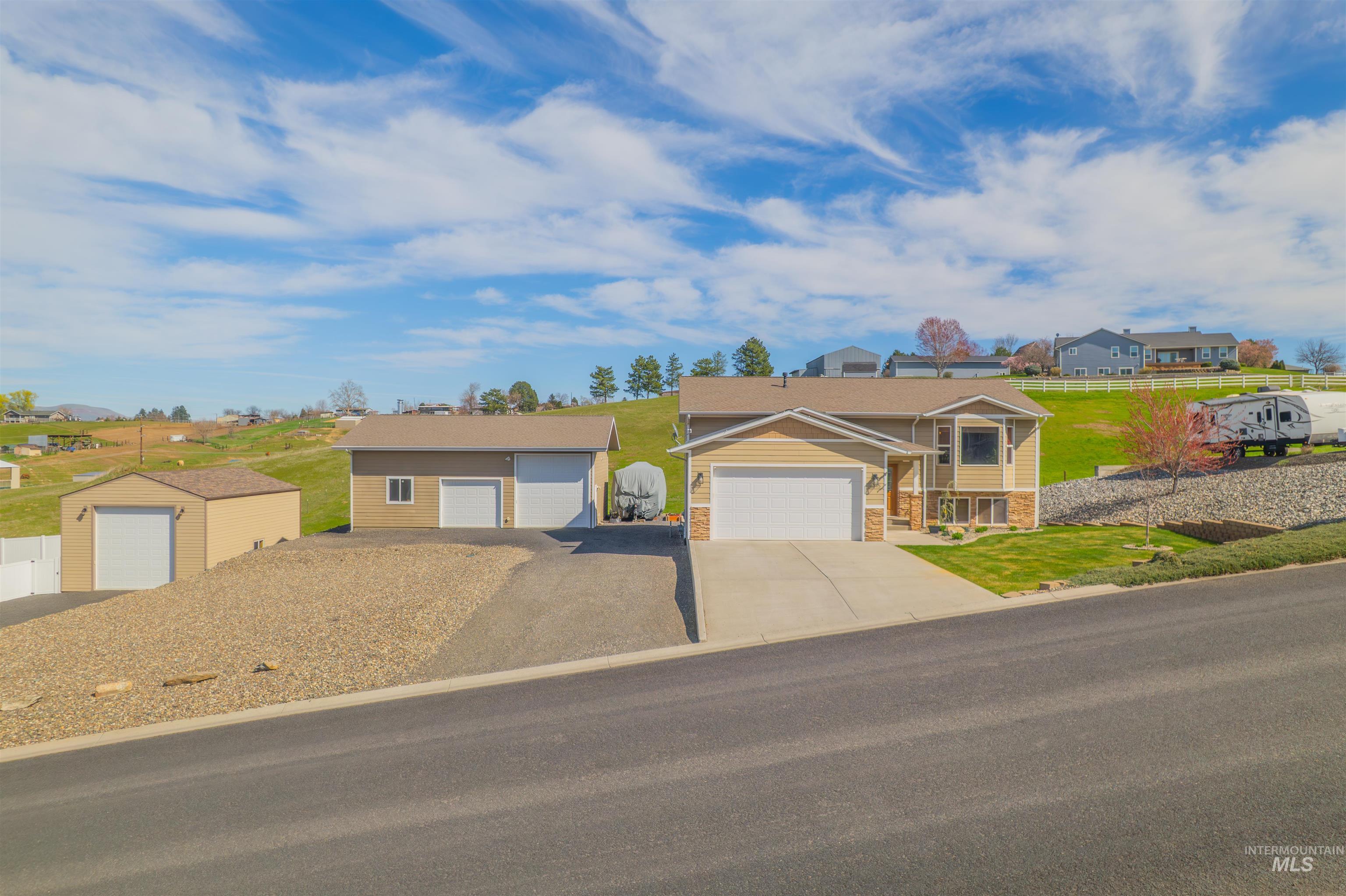 2245 Pitchstone Dr, Clarkston, Washington 99403, 4 Bedrooms, 3 Bathrooms, Residential For Sale, Price $577,500, 98976447