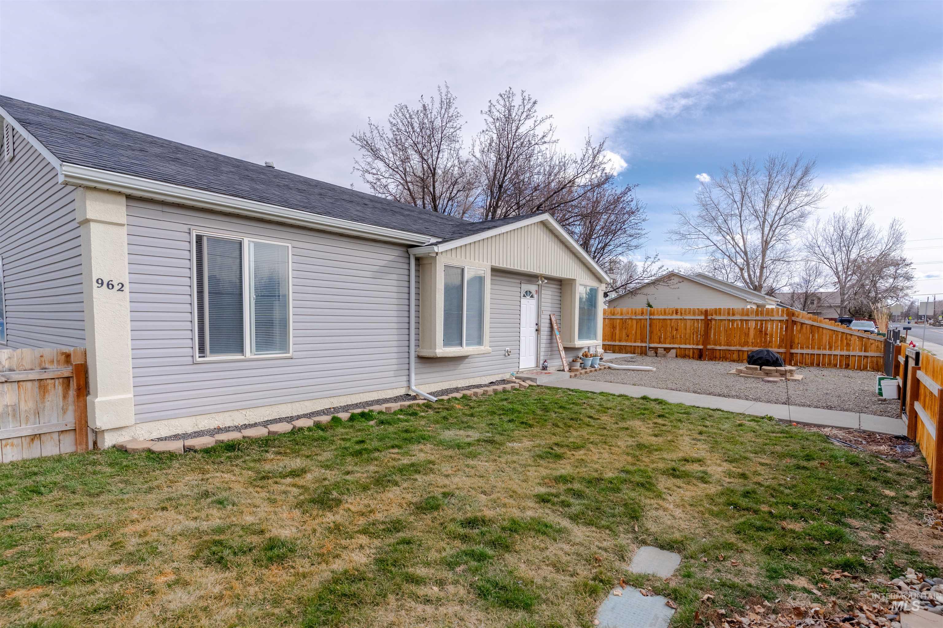 962 Sparks St N, Twin Falls, Idaho 83301, 3 Bedrooms, 2 Bathrooms, Residential For Sale, Price $320,000, 98976460