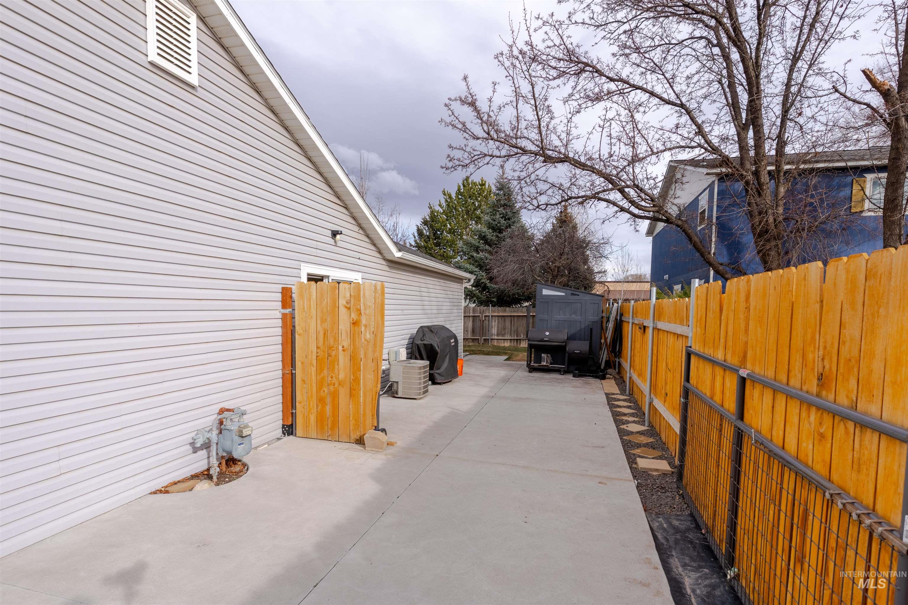 962 Sparks St N, Twin Falls, Idaho 83301, 3 Bedrooms, 2 Bathrooms, Residential For Sale, Price $320,000, 98976460