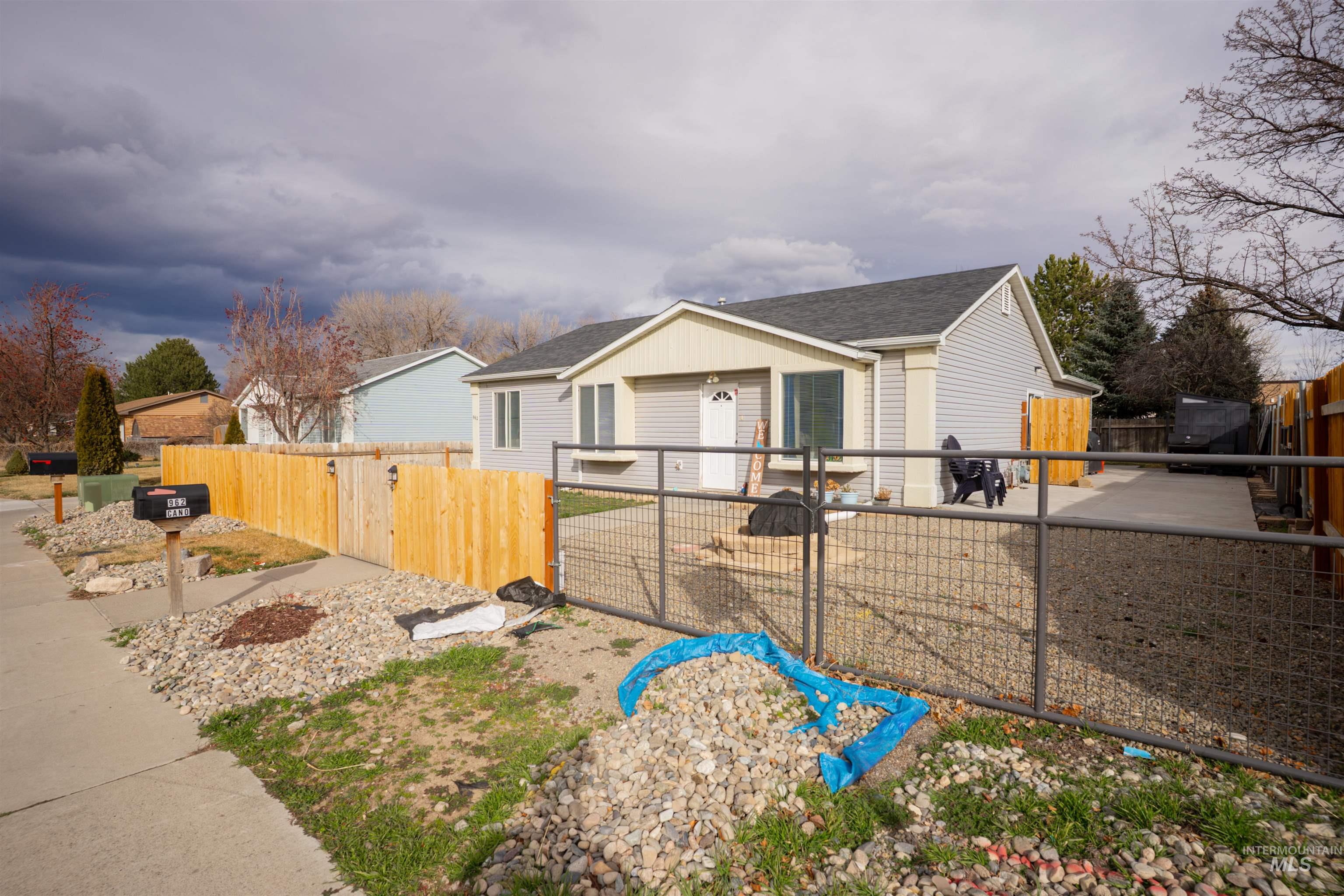 962 Sparks St N, Twin Falls, Idaho 83301, 3 Bedrooms, 2 Bathrooms, Residential For Sale, Price $320,000, 98976460