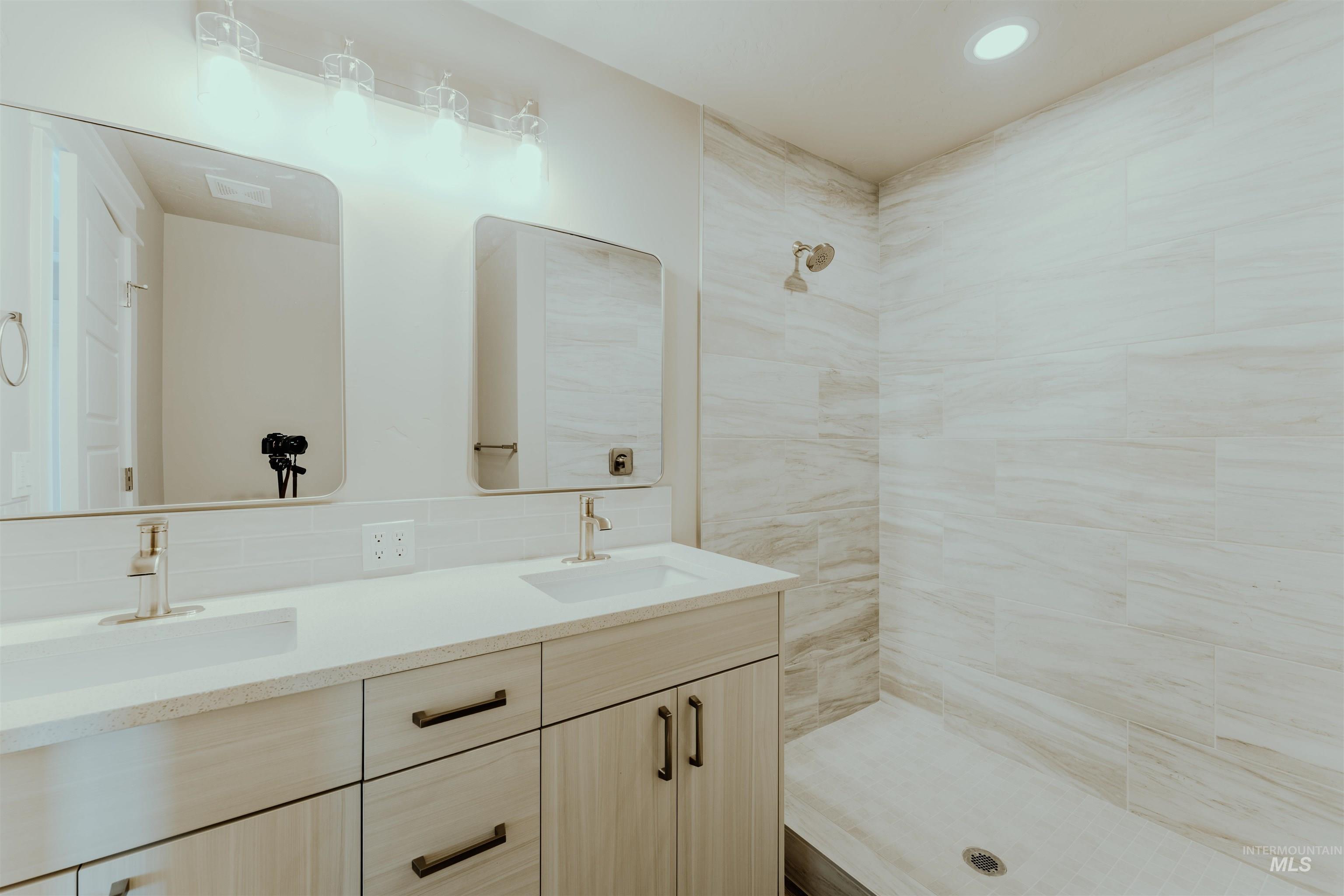 1235 Phillips Circle, Ontario, Oregon 97914-3905, 2 Bedrooms, 2 Bathrooms, Residential For Sale, Price $235,000, 98976464