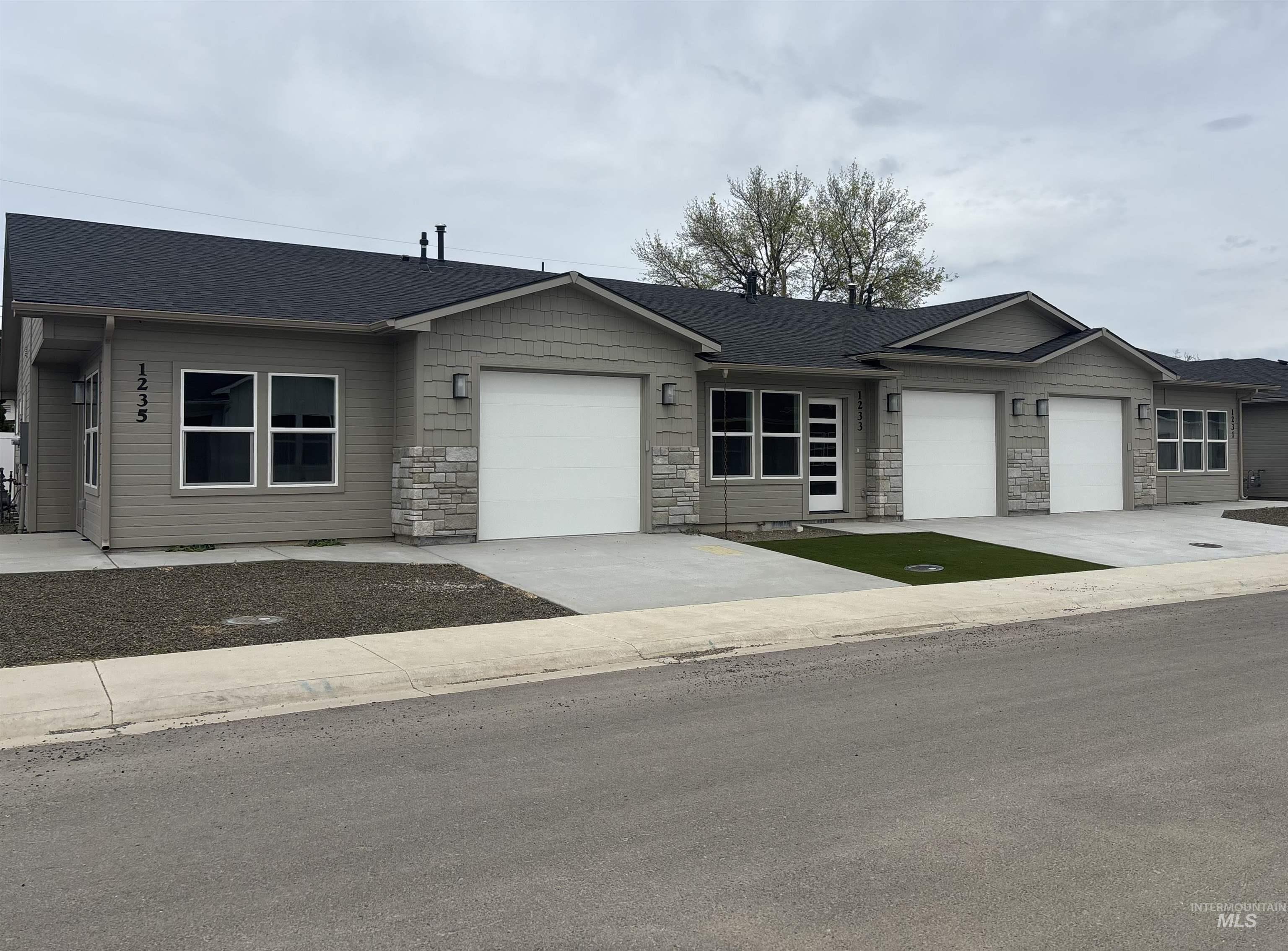 1235 Phillips Circle, Ontario, Oregon 97914-3905, 2 Bedrooms, 2 Bathrooms, Residential For Sale, Price $235,000, 98976464