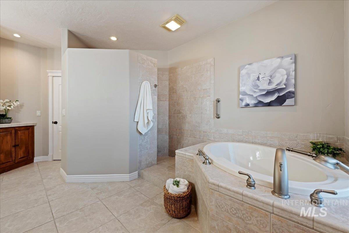 11250 W Royal Ridge Ct, Nampa, Idaho 83686, 3 Bedrooms, 2.5 Bathrooms, Residential For Sale, Price $849,900, 98976481