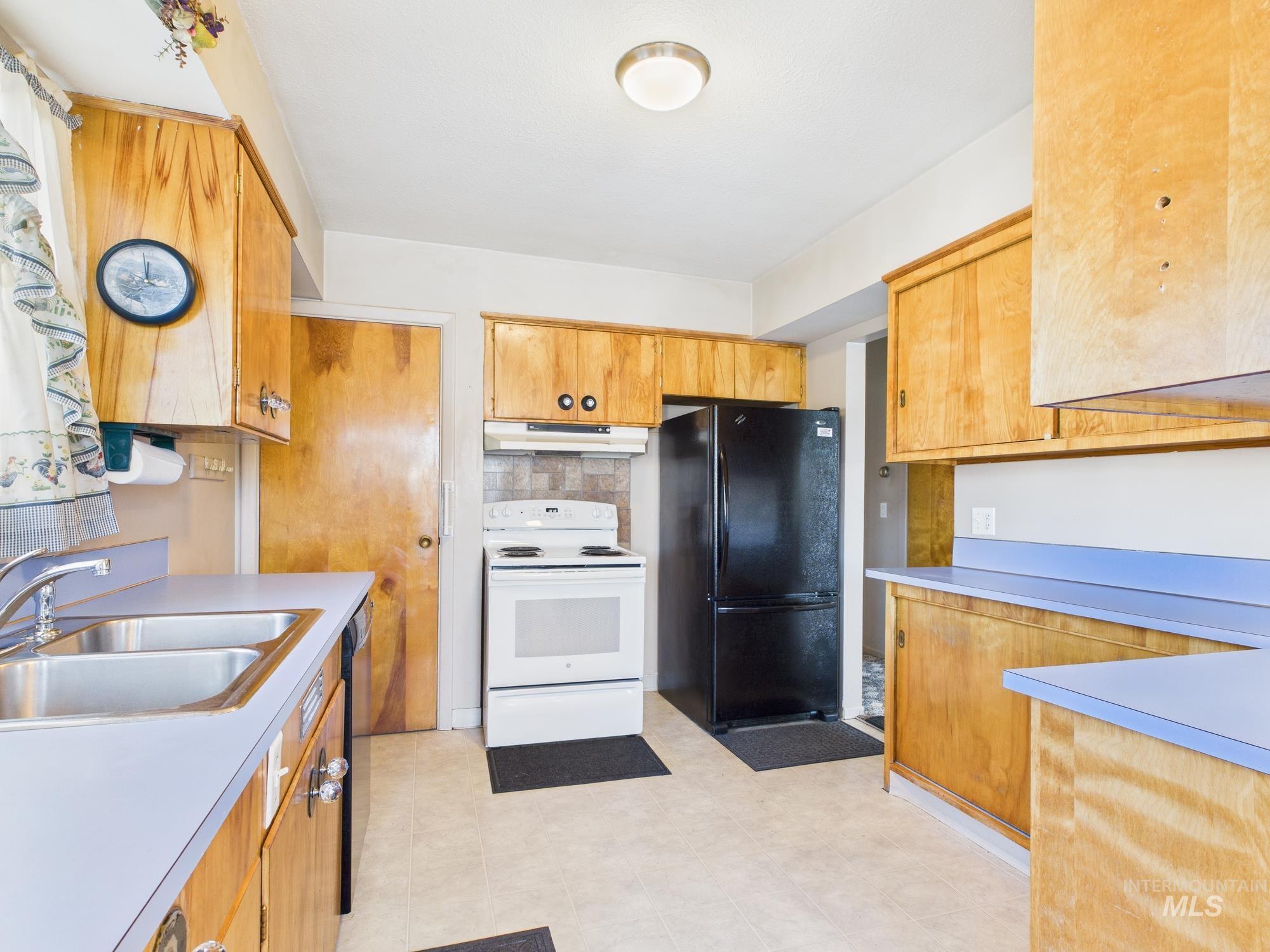 1311 17th St, Lewiston, Idaho 83501, 3 Bedrooms, 2 Bathrooms, Residential For Sale, Price $319,000, 98976496